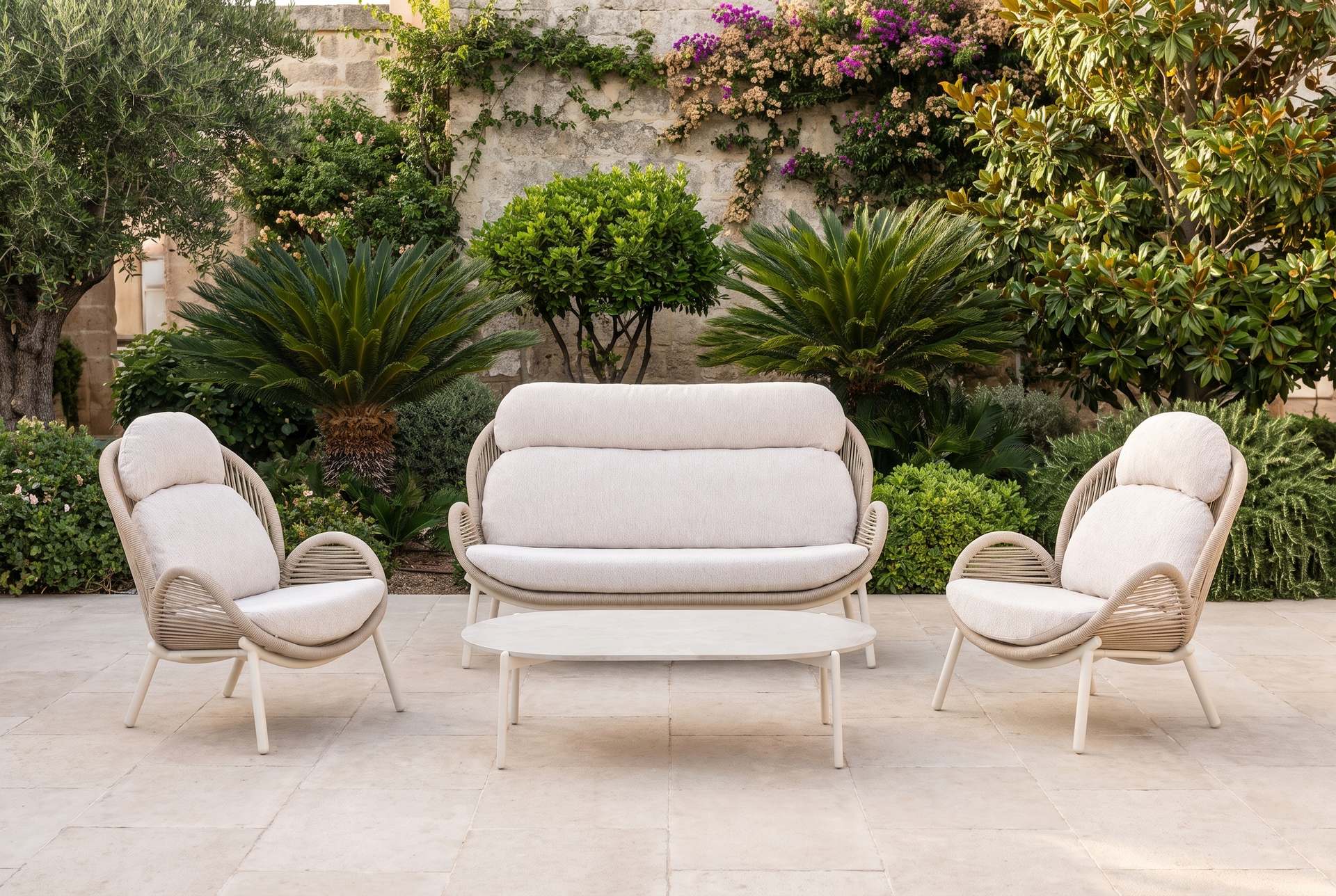 Loungegruppe Honey mit 2-Sitzer-Bank, zwei Fauteuils, Outdoor-Kissen und Sinterstone-Couchtisch in Grau oder Ivory