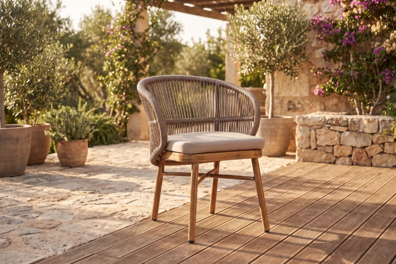 Jasmin Gartenstuhl Braun auf mediterraner Terrasse