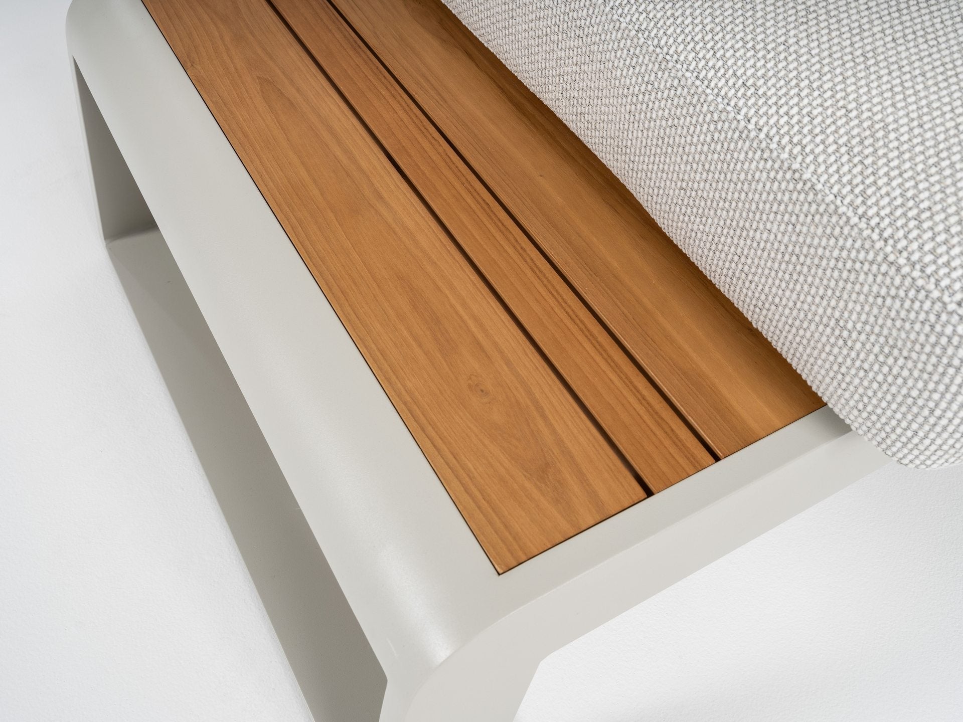 Kaya Eck-Gartenlounge aus Aluminium off-white mit hellgrauen Outdoor-Kissen und Teakholz-Ablagen inklusive Couchtisch