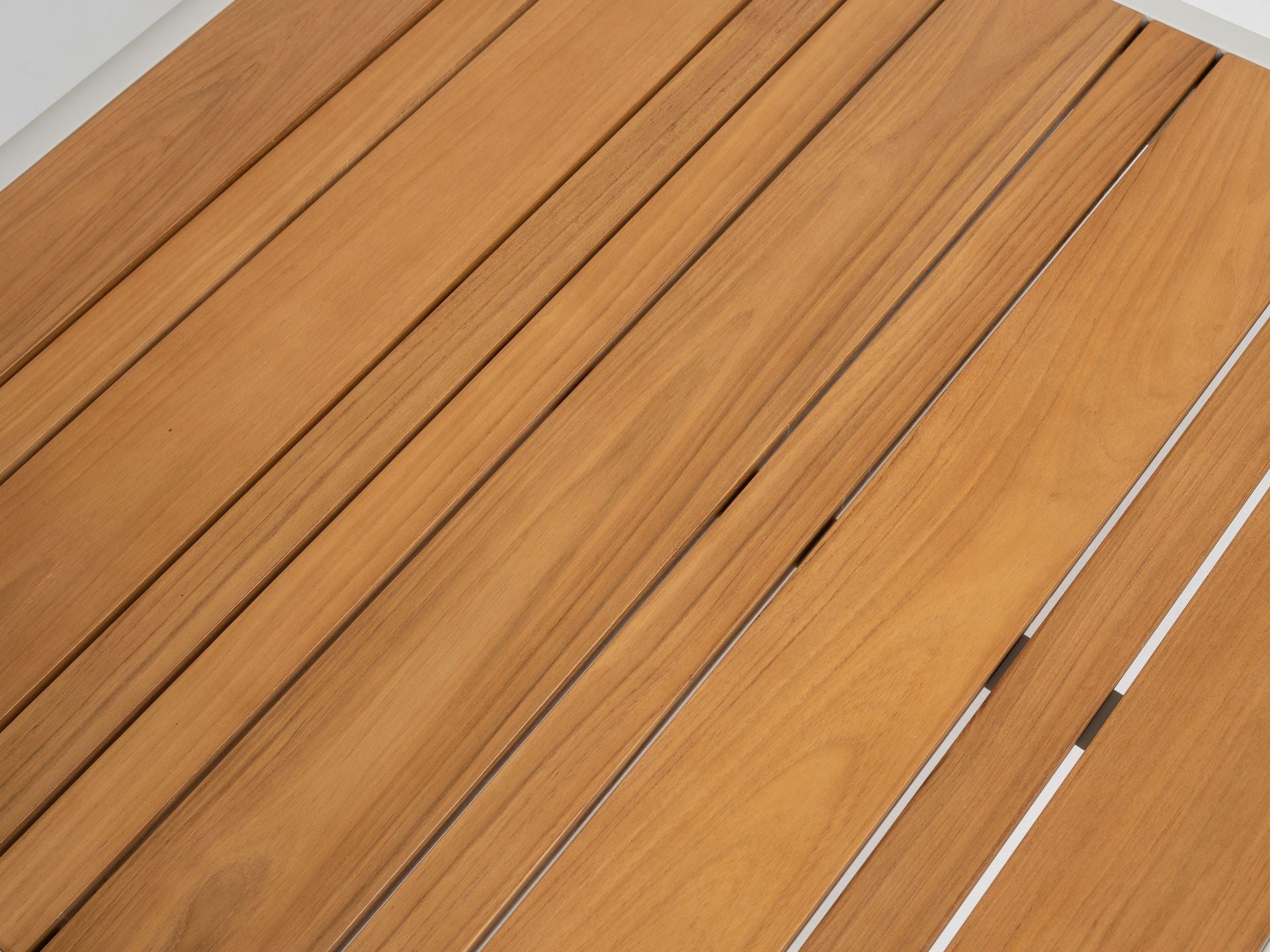 Kaya Eck-Gartenlounge aus Aluminium off-white mit hellgrauen Outdoor-Kissen und Teakholz-Ablagen inklusive Couchtisch