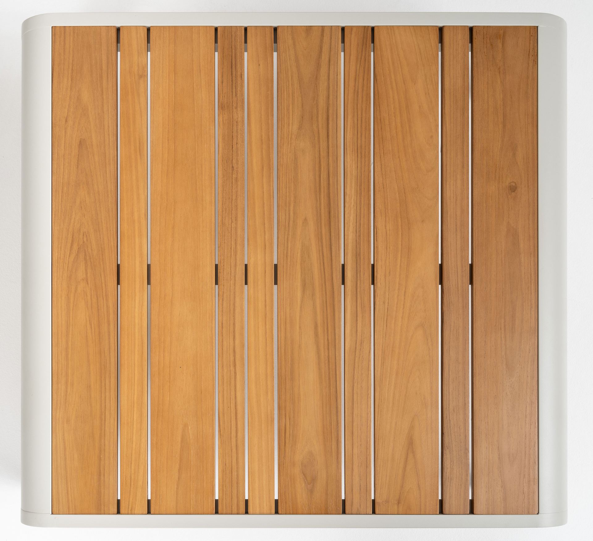 Kaya Eck-Gartenlounge aus Aluminium off-white mit hellgrauen Outdoor-Kissen und Teakholz-Ablagen inklusive Couchtisch