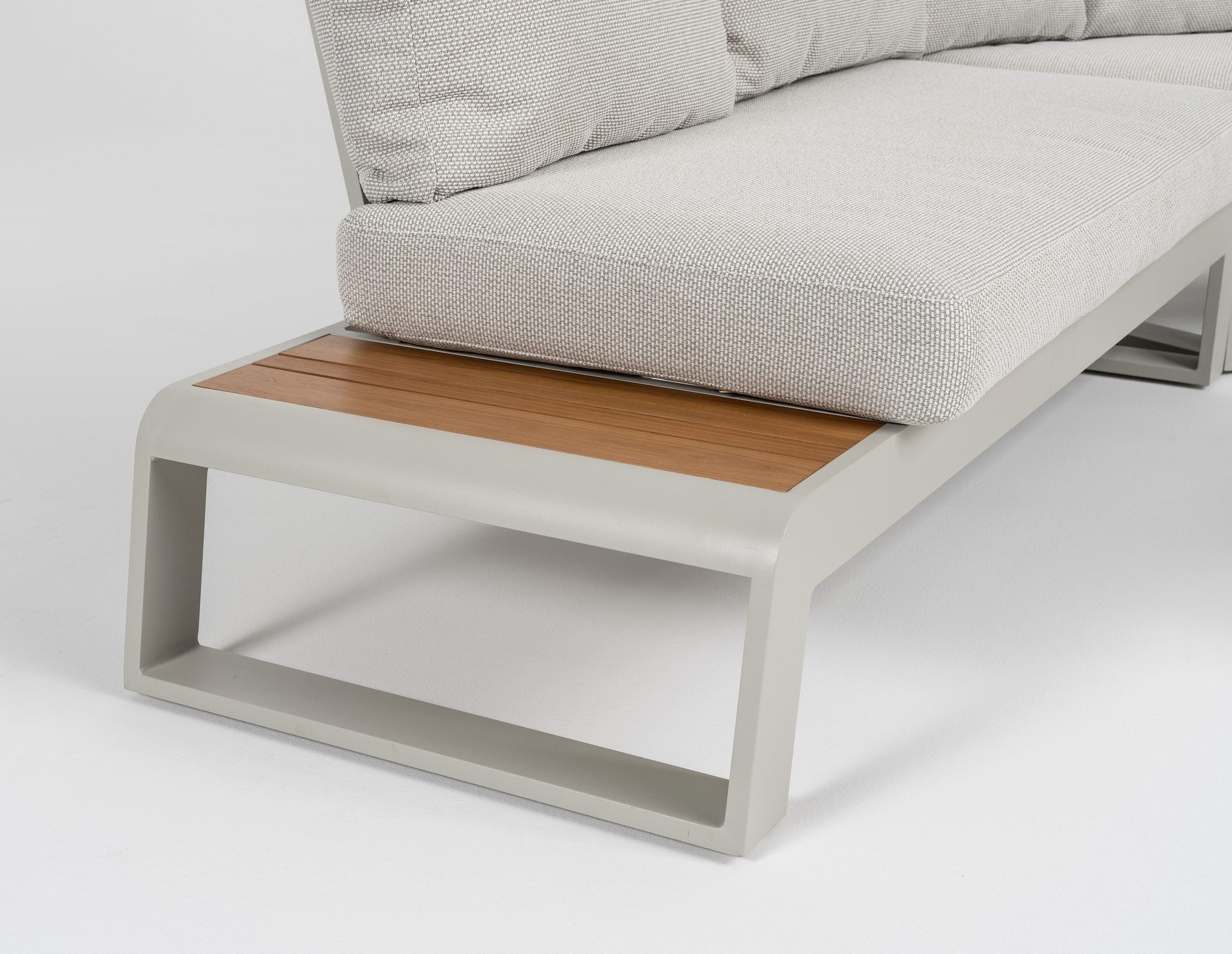 Kaya Eck-Gartenlounge aus Aluminium off-white mit hellgrauen Outdoor-Kissen und Teakholz-Ablagen inklusive Couchtisch