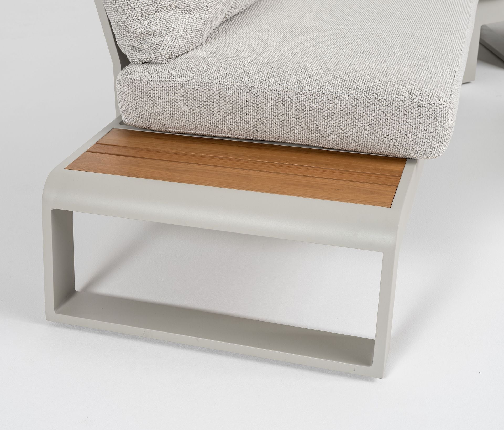 Kaya Eck-Gartenlounge aus Aluminium off-white mit hellgrauen Outdoor-Kissen und Teakholz-Ablagen inklusive Couchtisch