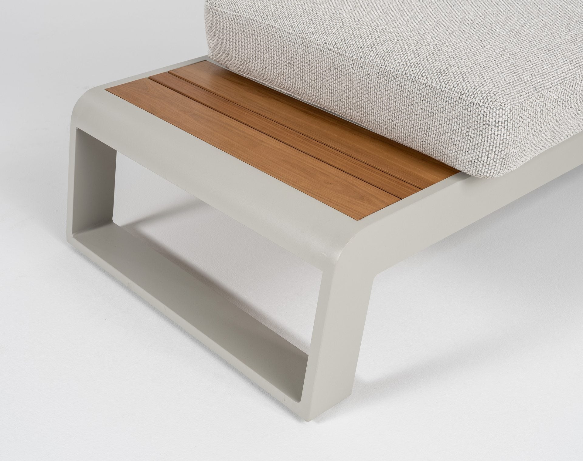 Kaya Eck-Gartenlounge aus Aluminium off-white mit hellgrauen Outdoor-Kissen und Teakholz-Ablagen inklusive Couchtisch