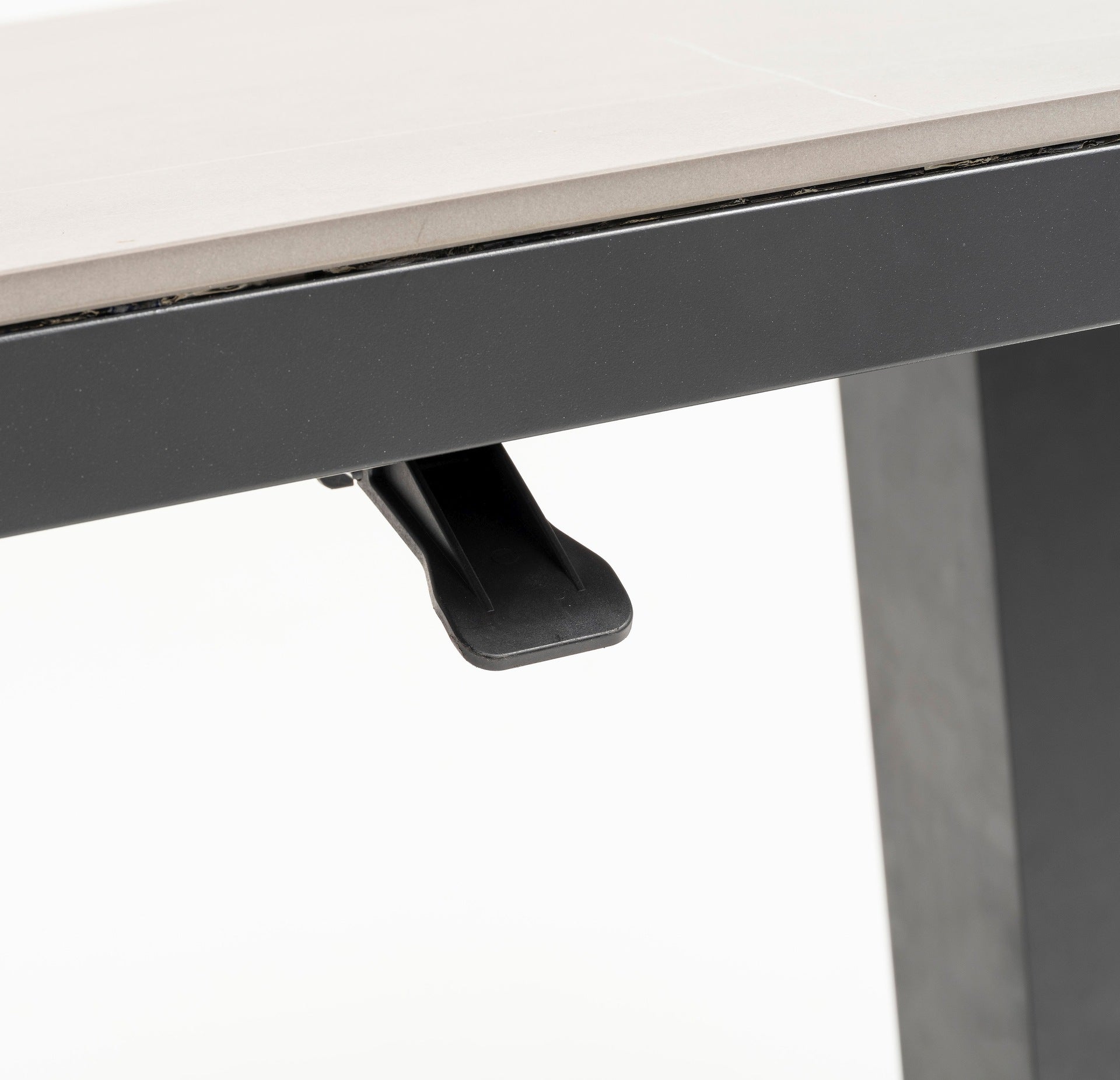 Eckbankgruppe Lara mit höhenverstellbarem Tisch, Sinterstone Tischplatte und Aluminiumgestell in Anthrazit