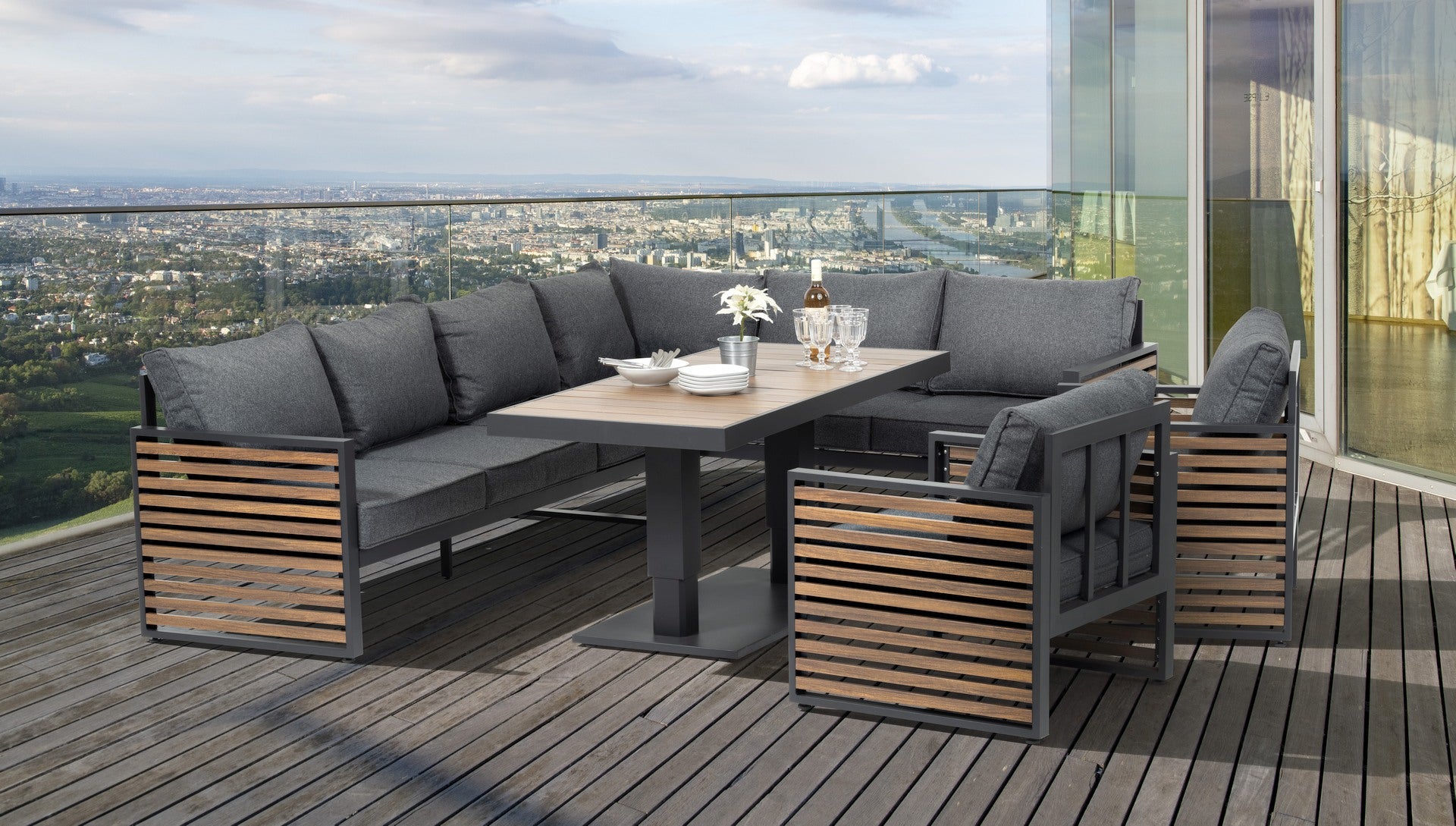 Vielseitige 'Liliane' Eckbankgruppe mit verstellbarem Tisch in