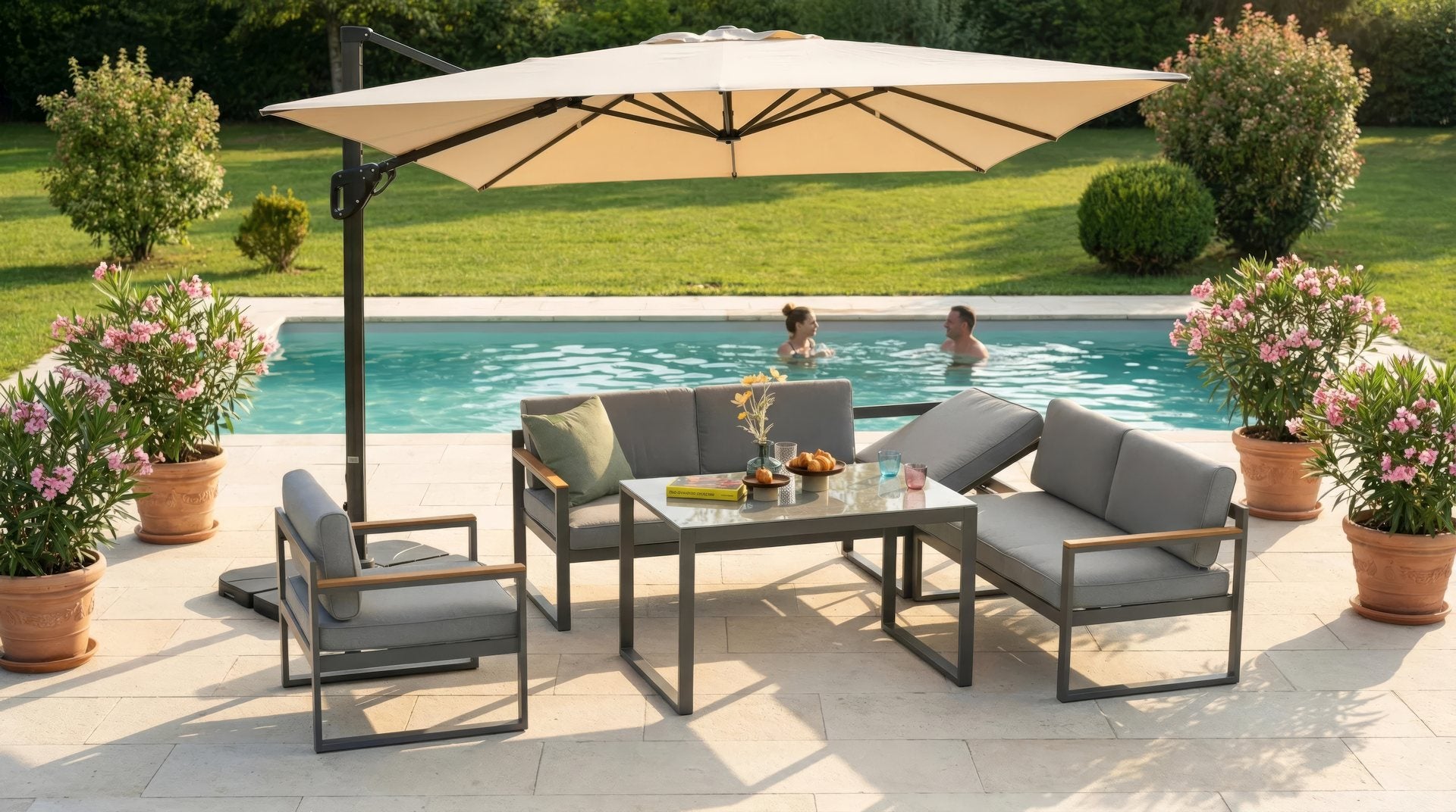 Eckbankgruppe Lionel mit Sinterstone-Tisch und Teakholz-Optik-Armstützen.