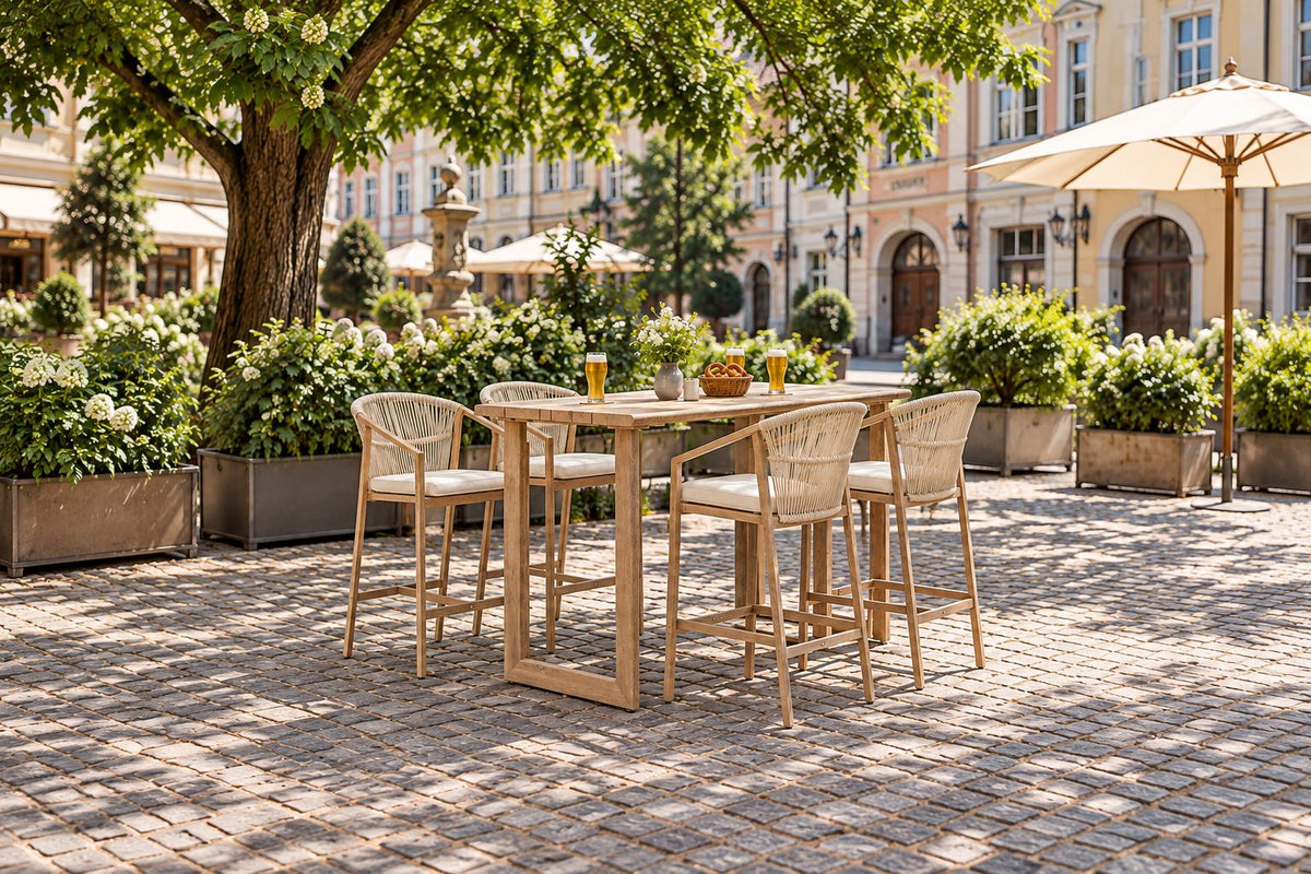 Malea Bartisch 140 × 82 cm mit vier Barhockern auf einer sonnigen Terrasse