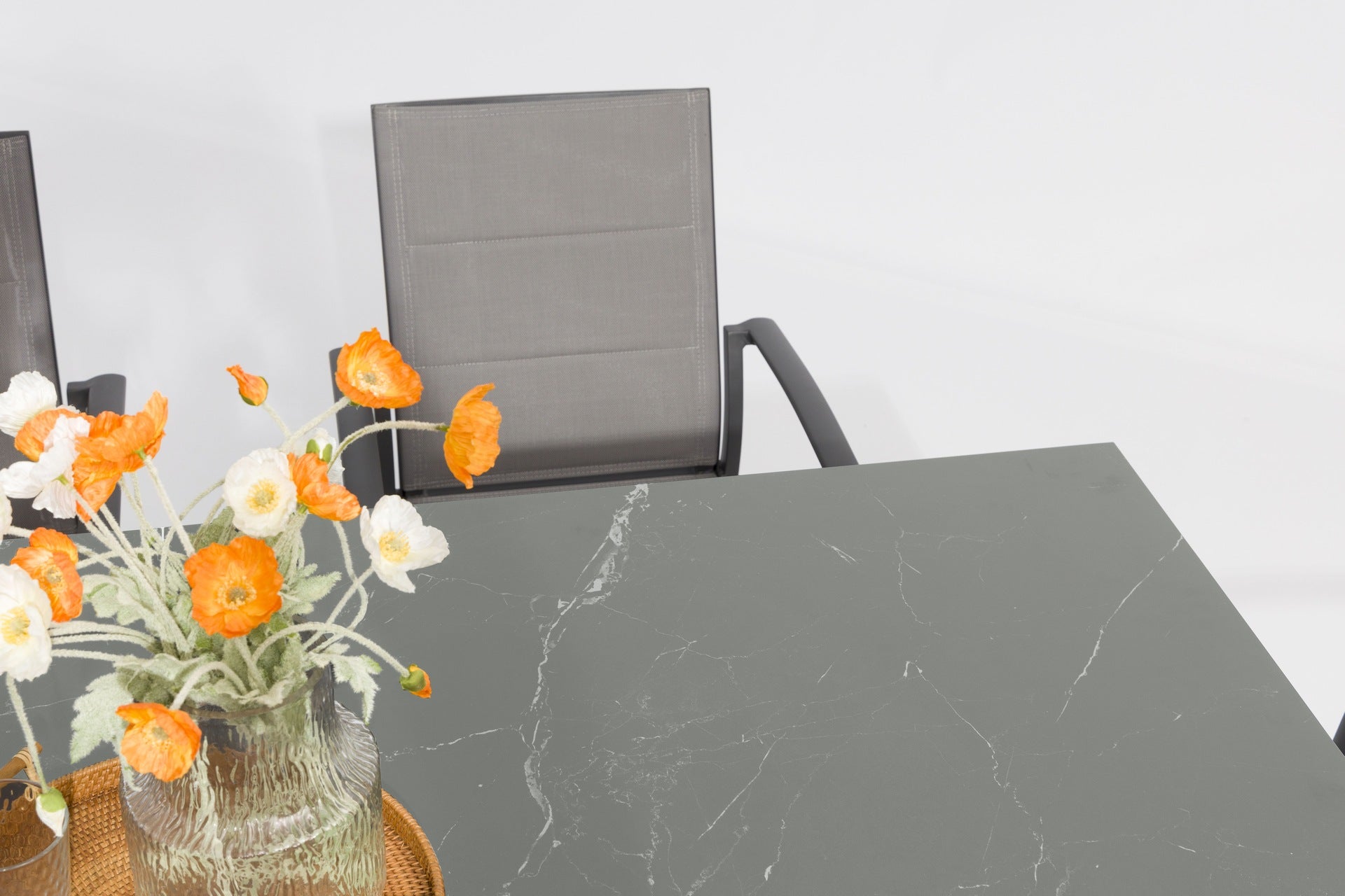 Tischgruppe Marcello mit ausziehbarem Gartentisch & 6 Armstühlen Dolly aus Aluminium & Textilen.