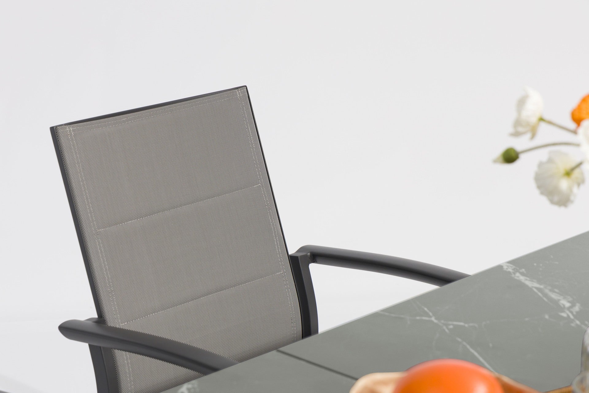 Tischgruppe Marcello mit ausziehbarem Gartentisch & 6 Armstühlen Dolly aus Aluminium & Textilen.