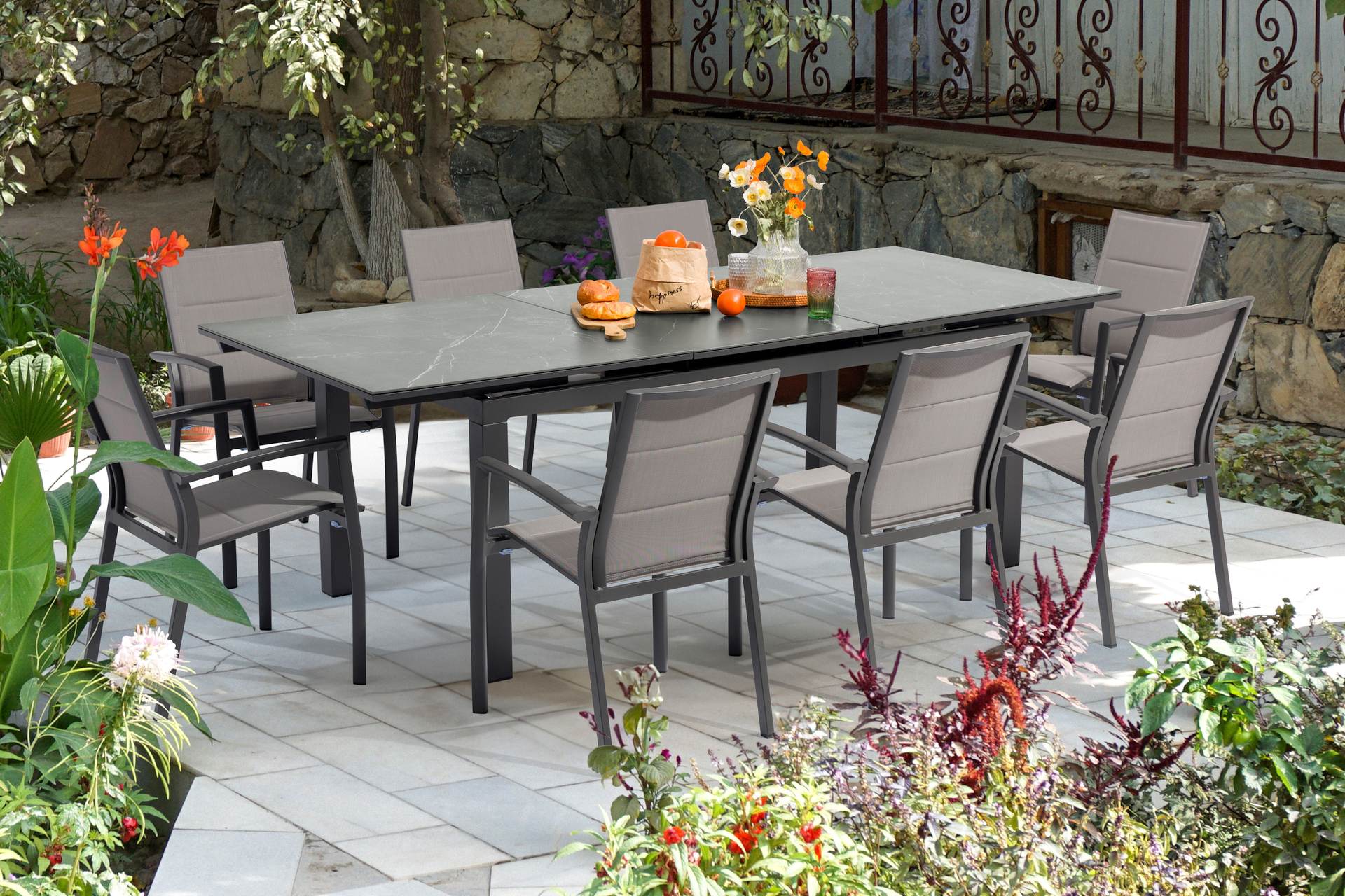 Tischgruppe Marcello mit ausziehbarem Gartentisch & 6 Armstühlen Dolly aus Aluminium & Textilen.