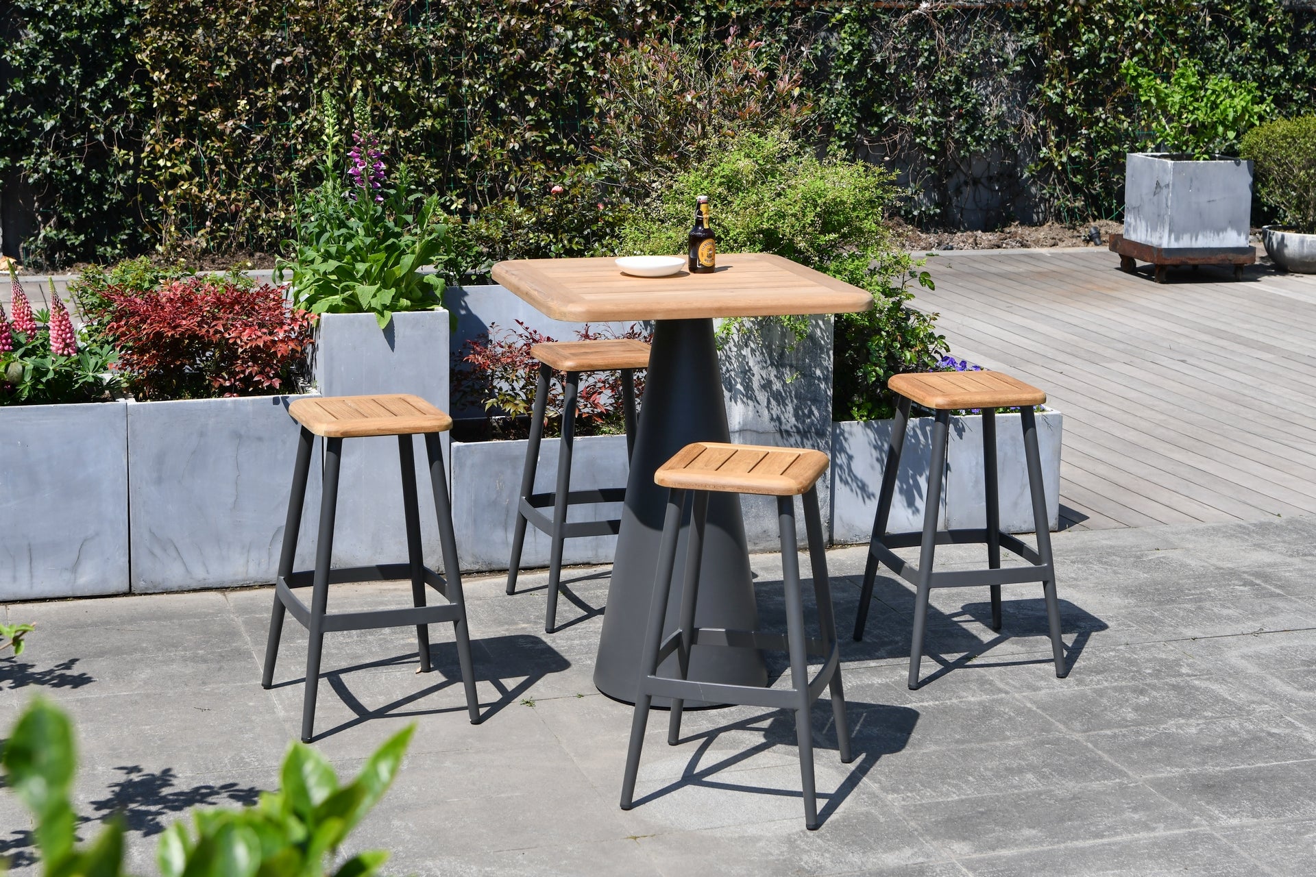 Marie Barhocker aus Aluminium anthrazit mit Sitzfläche aus Teakholz natur