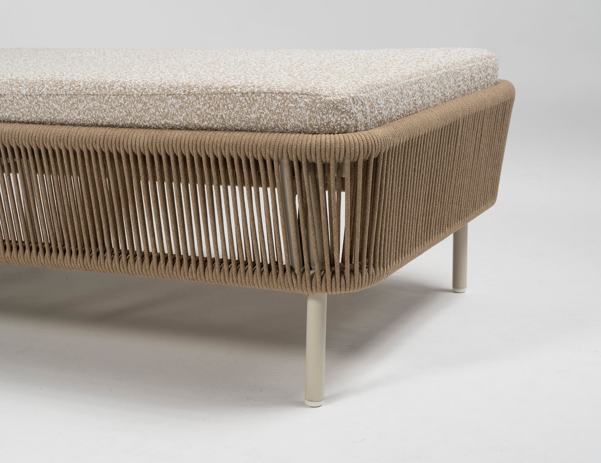 Sonnenliege Matteo mit cremefarbenem Aluminiumgestell, tabakfarbenen Kunststoffschnüren und hellgrauer Polsterauflage für den Outdoor-Bereich