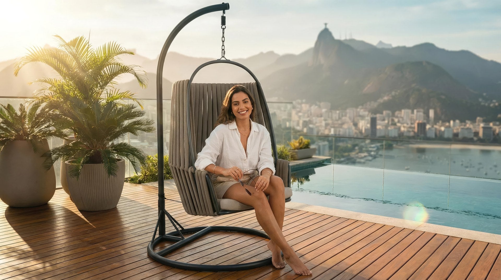 Hängekorb Nero mit Stahlgestell und geflochtenen Textilenschnüren in Grau, inklusive komfortabler Polster in hellem Grau.