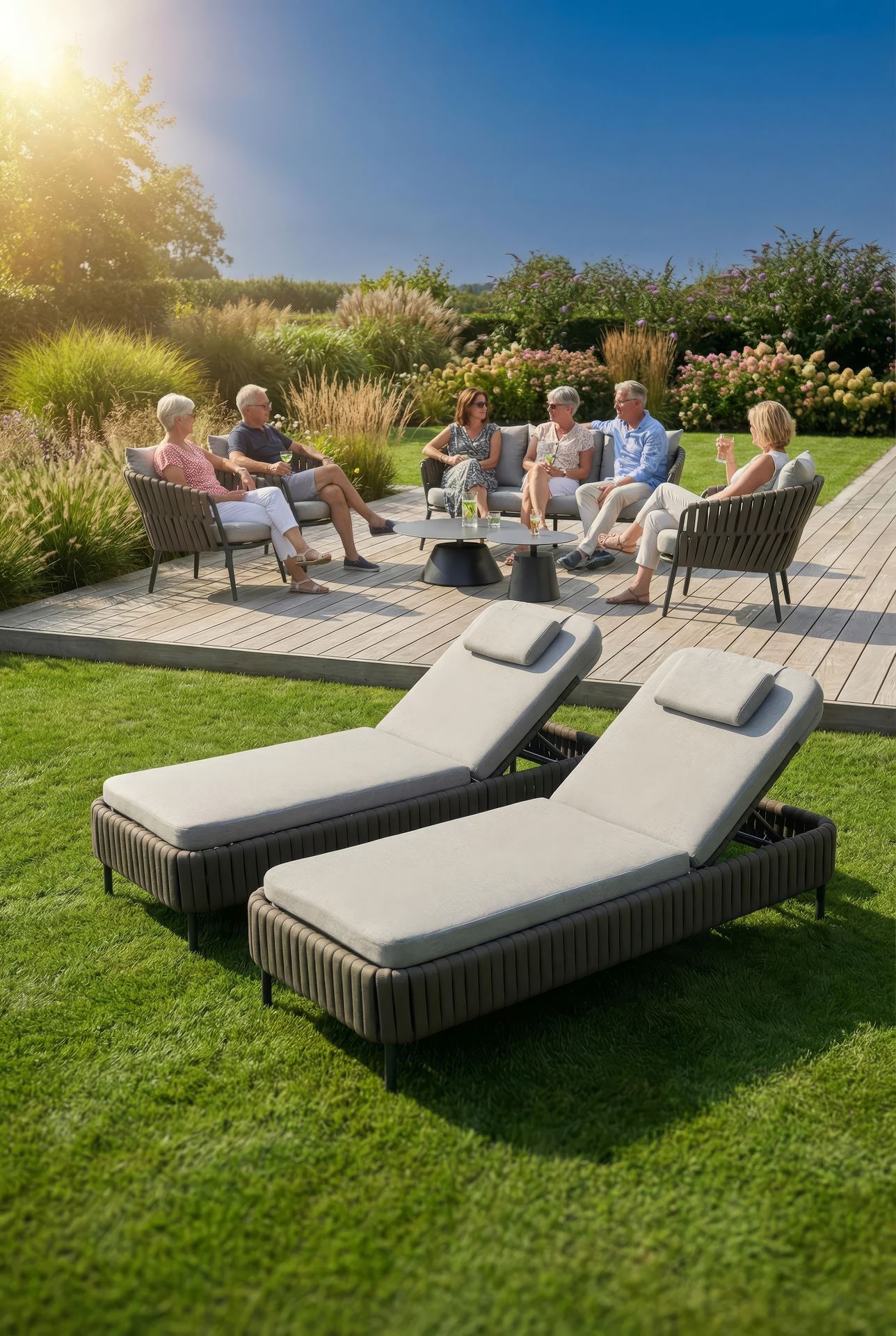 Sonnenliege Nero mit Aluminiumgestell, gepolstertem Kopfkissen und stufenverstellbarer Rückenlehne.