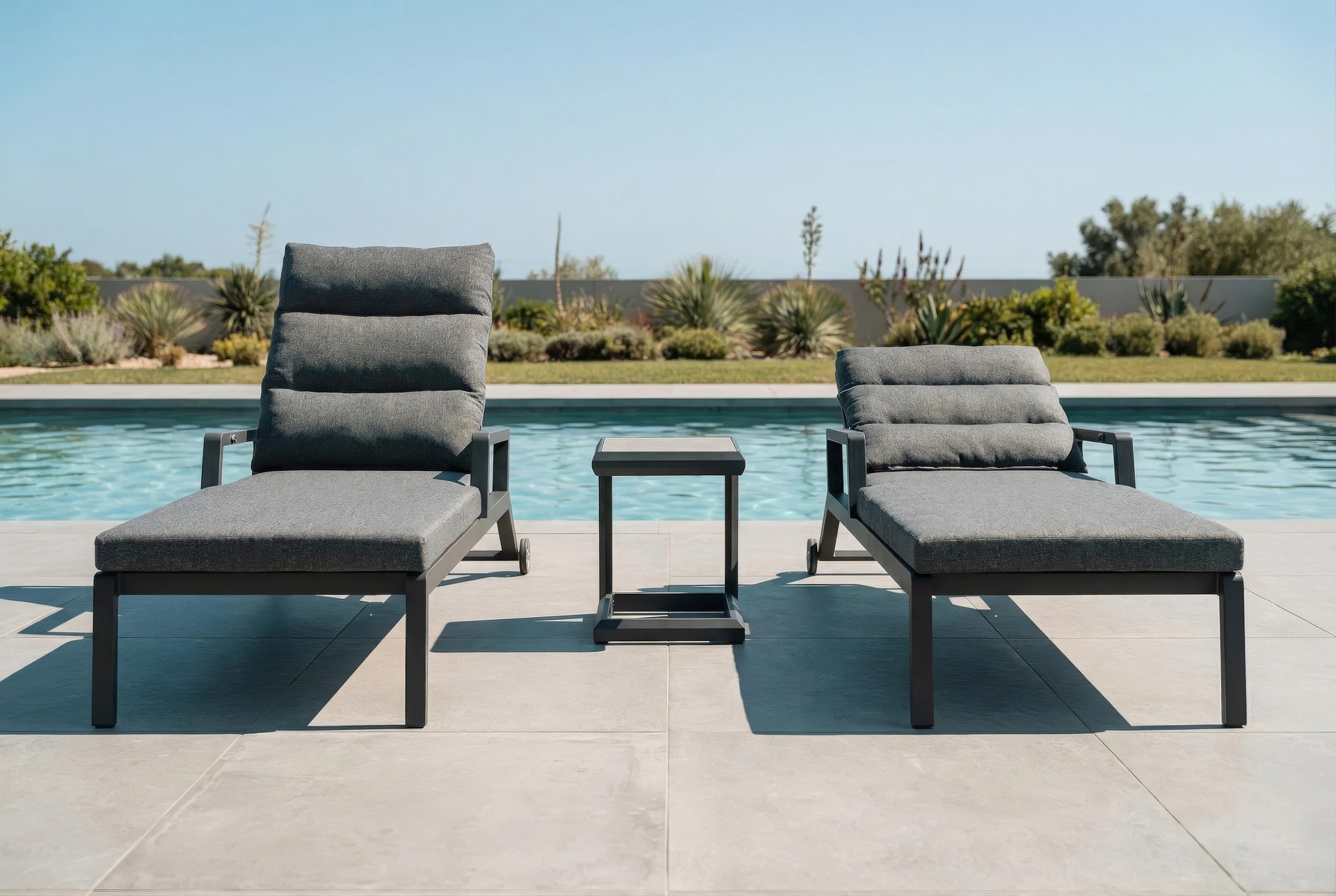 Sonnenliege Nicosia aus Aluminium in Anthrazit mit gepolsterter Auflage, Gasfeder-Rückenlehne und Rollen für den Außenbereich