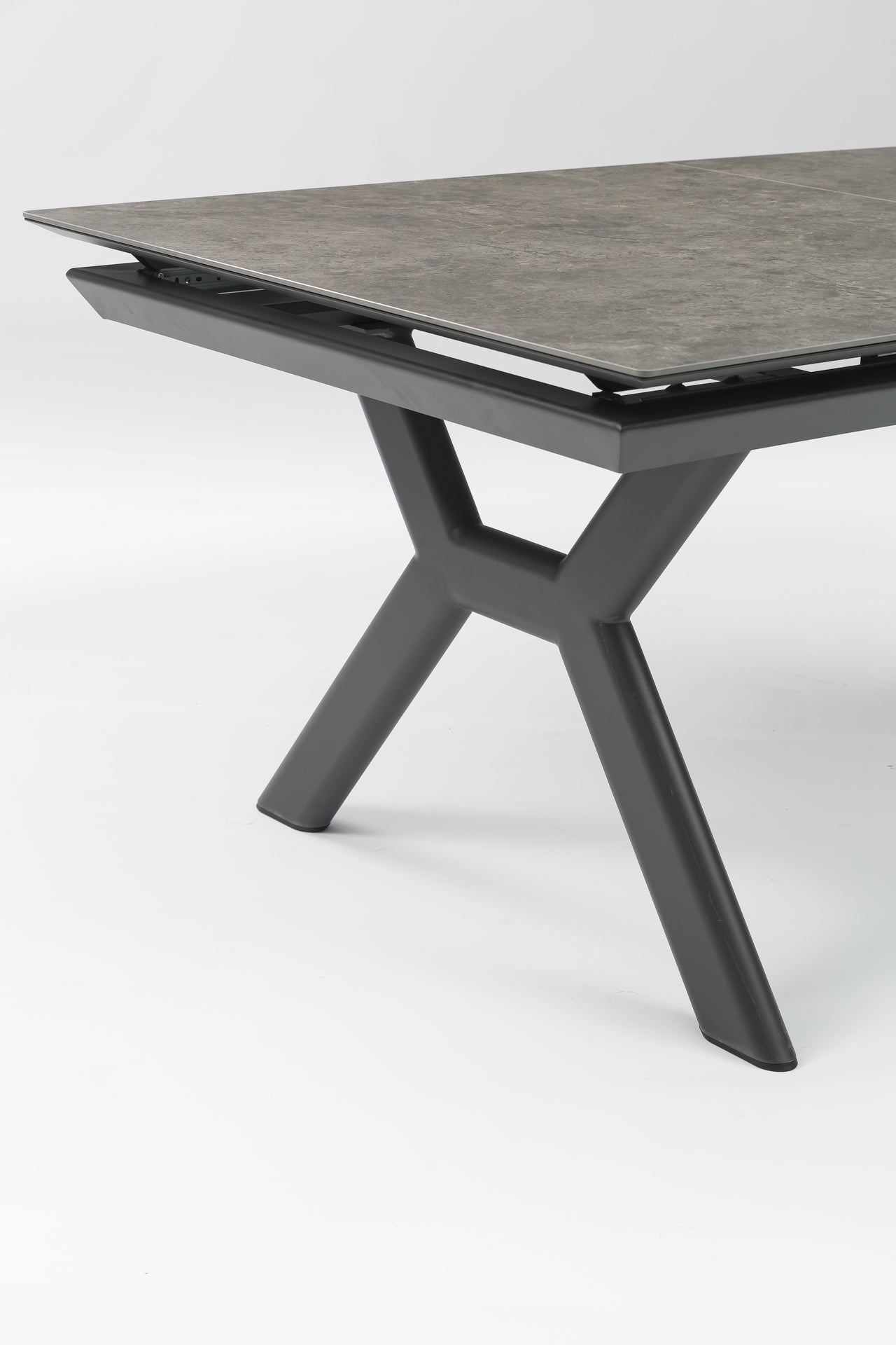 Nicosia Tischgruppe mit ausziehbarem Sinterstone-Esstisch und Gaslift-Armstühlen