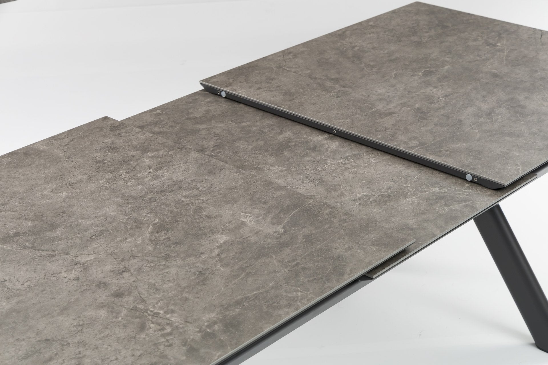 Nicosia Tischgruppe mit ausziehbarem Sinterstone-Esstisch und Gaslift-Armstühlen