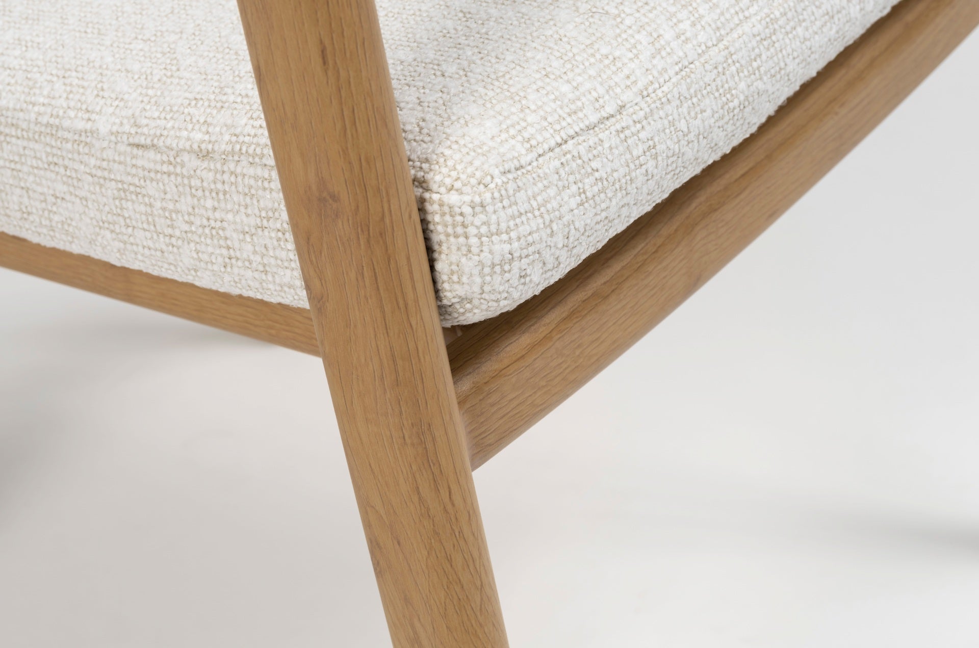 Olenna Gartenstuhl hellgrau mit Aluminiumgestell im Holzdekor, Textilschnur-Rückenlehne in Hellgrau und Sitzkissen in Creme