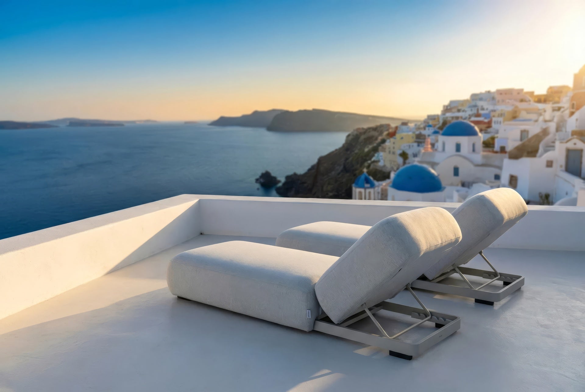 Sonnenliege Ornella, komplett gepolstert in modernem Design, witterungsbeständig und wasserabweisend.