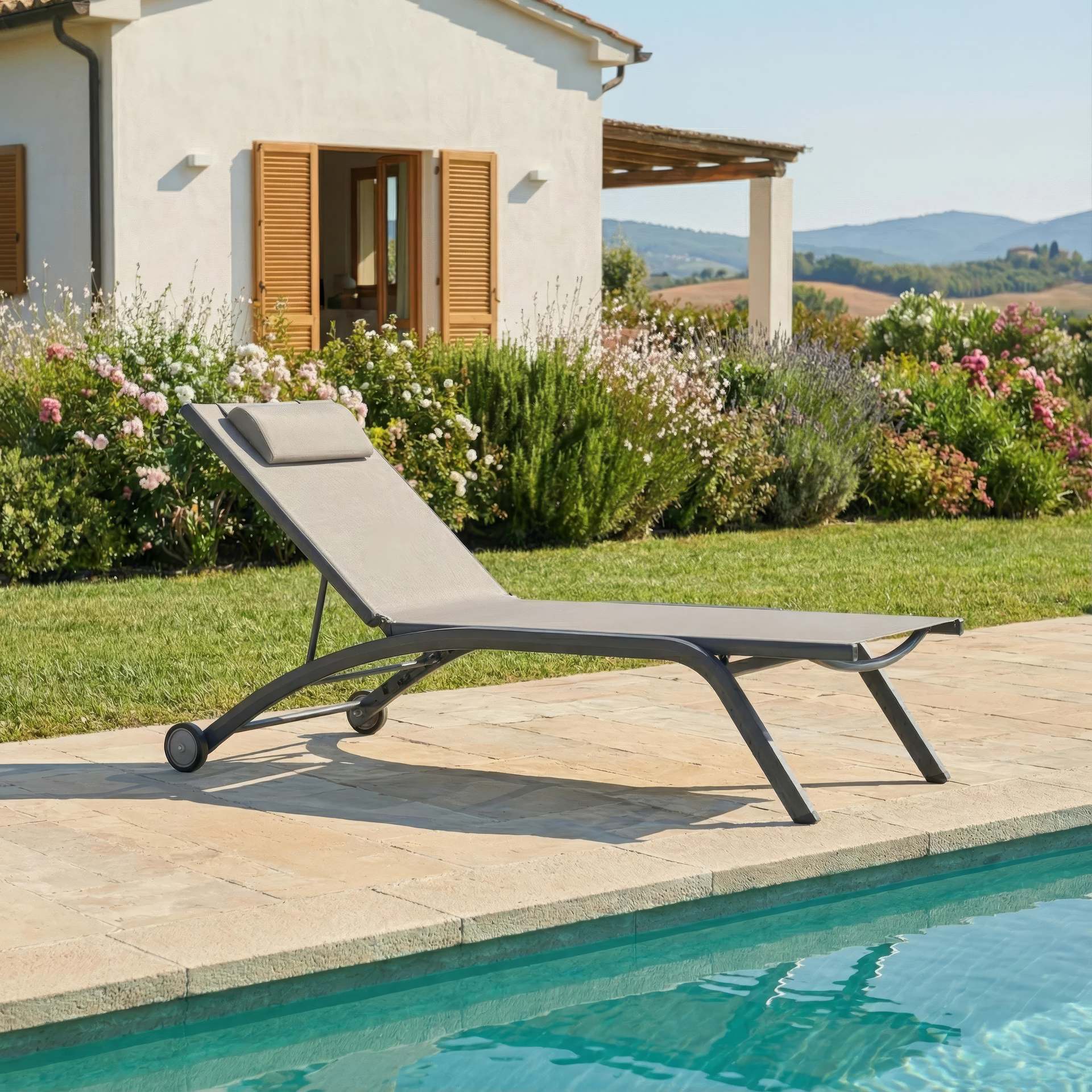 Sonnenliege Philina aus Aluminium in Anthrazit mit Textilen-Bespannung, verstellbarer Rückenlehne und Rollen für Garten und Poolbereich