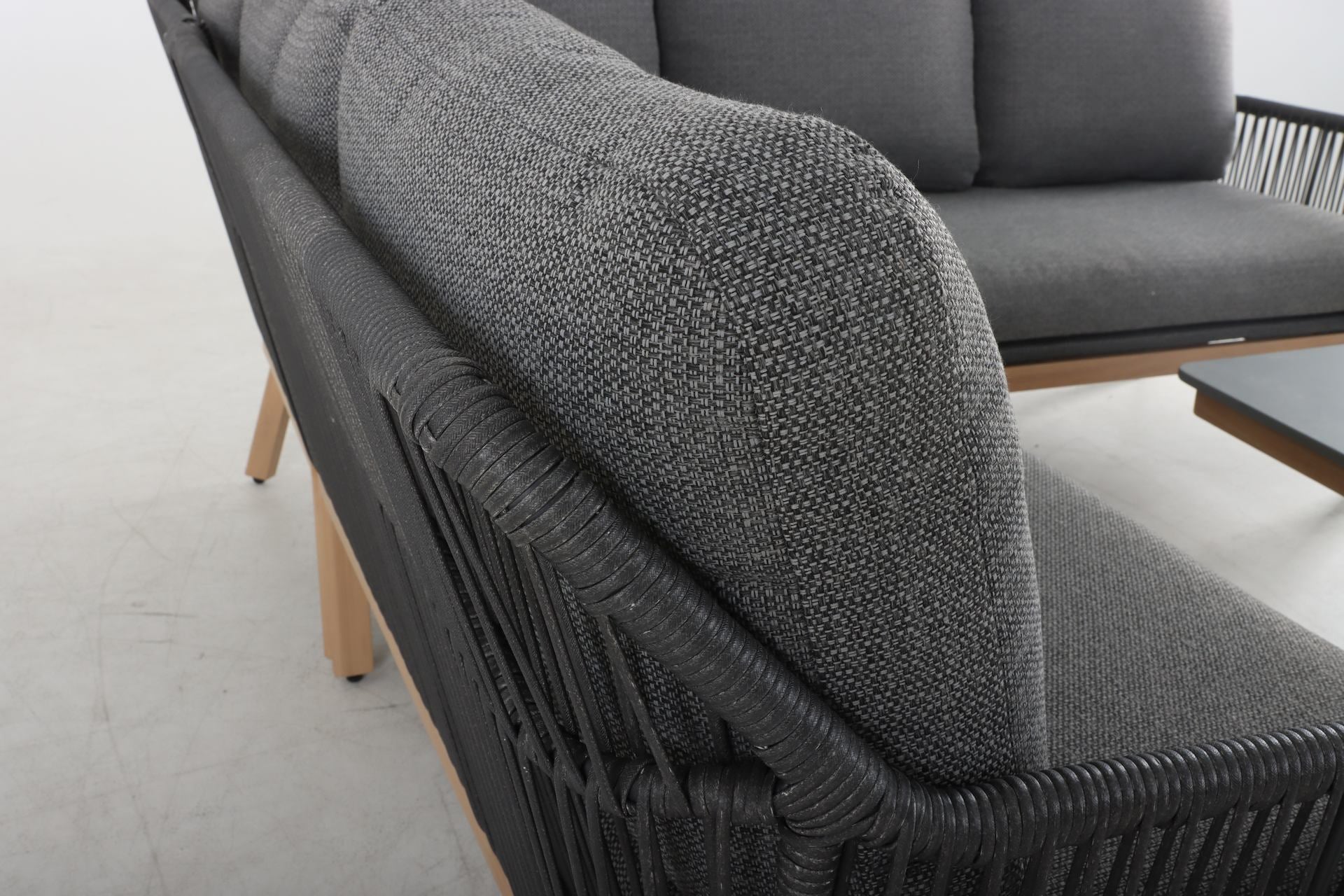 Poppy Eckbankgruppe mit höhenverstellbarem Tisch aus Aluminium, Textilschnüren und dunkelgrauen Polstern – Gartenmöbelshop.at