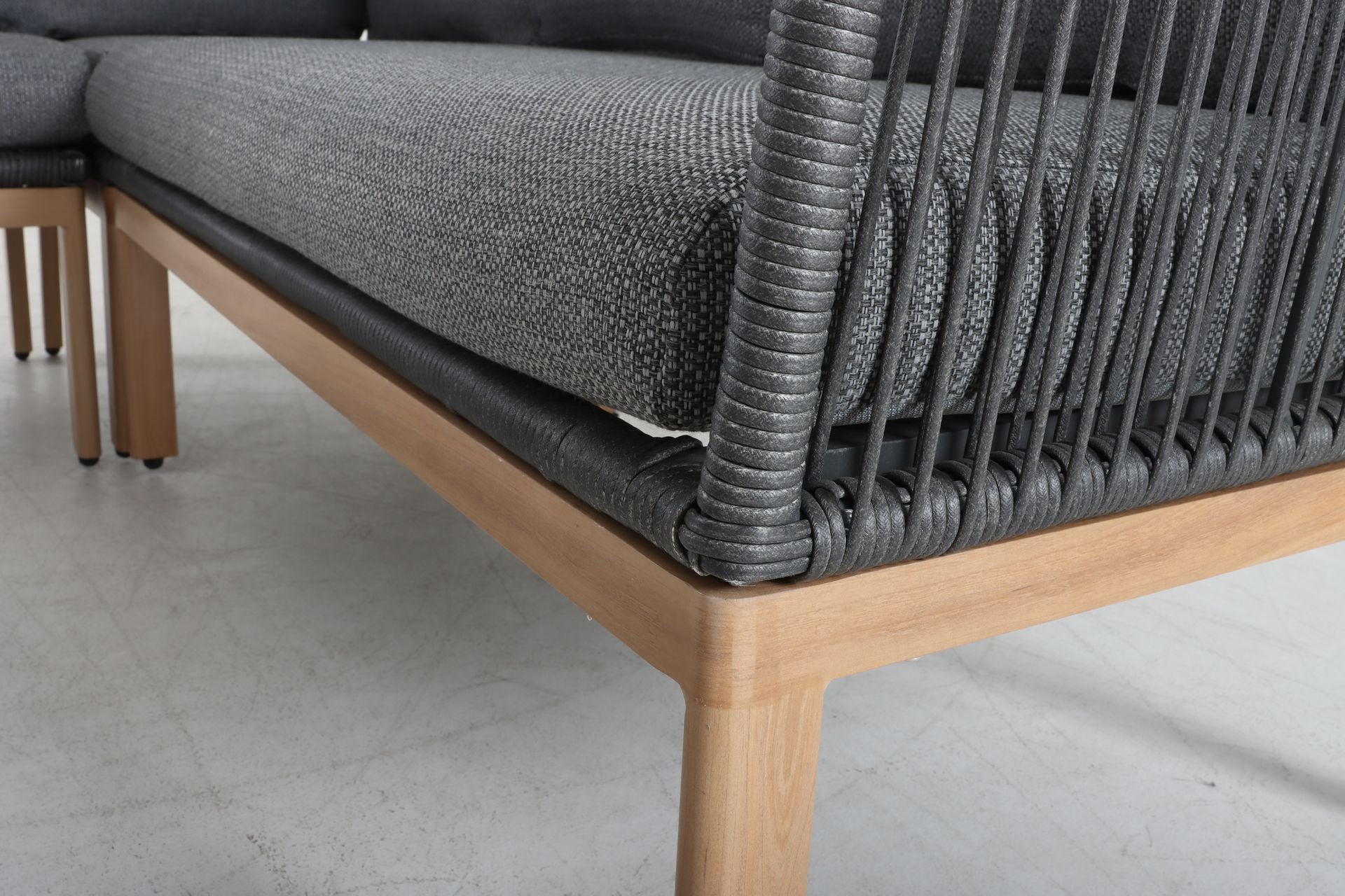 Poppy Eckbankgruppe mit höhenverstellbarem Tisch aus Aluminium, Textilschnüren und dunkelgrauen Polstern – Gartenmöbelshop.at