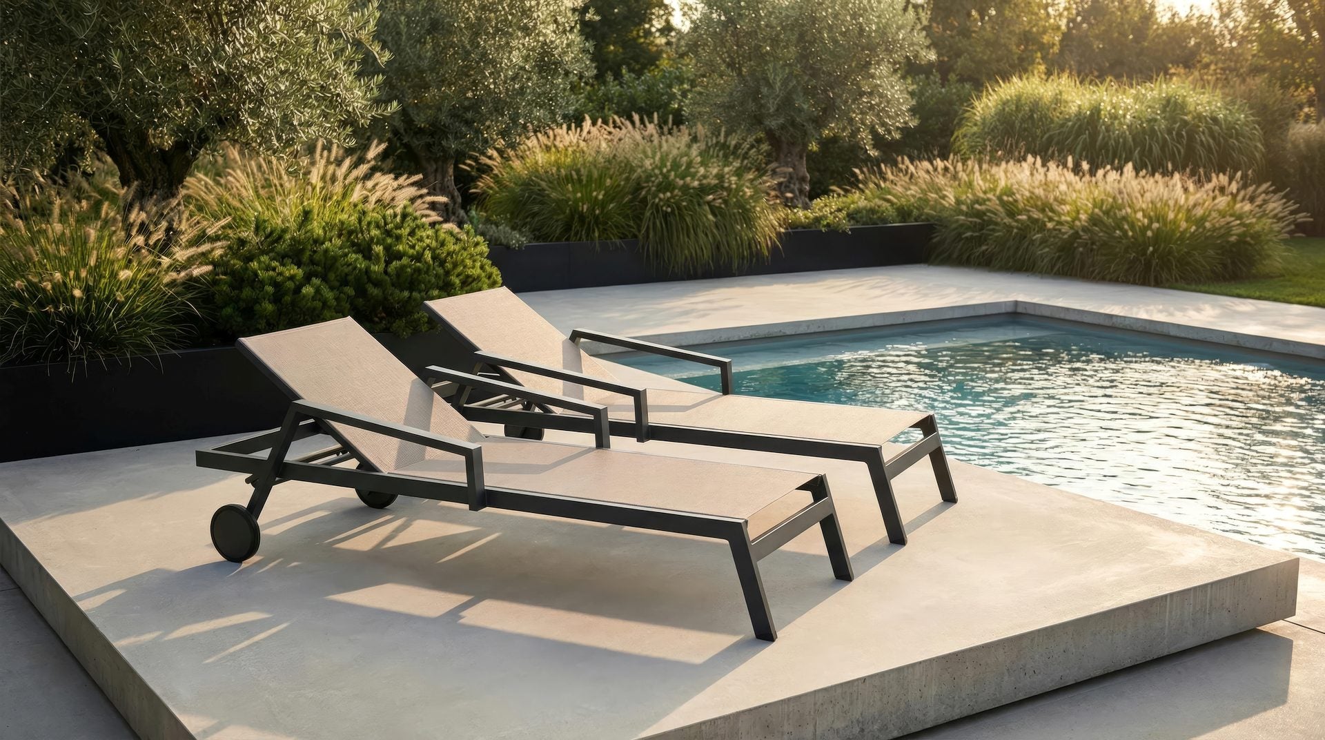 Sonnenliege Rocco aus Aluminium in Anthrazit mit Textilen-Bespannung und verstellbarer Rückenlehne für Garten und Terrasse