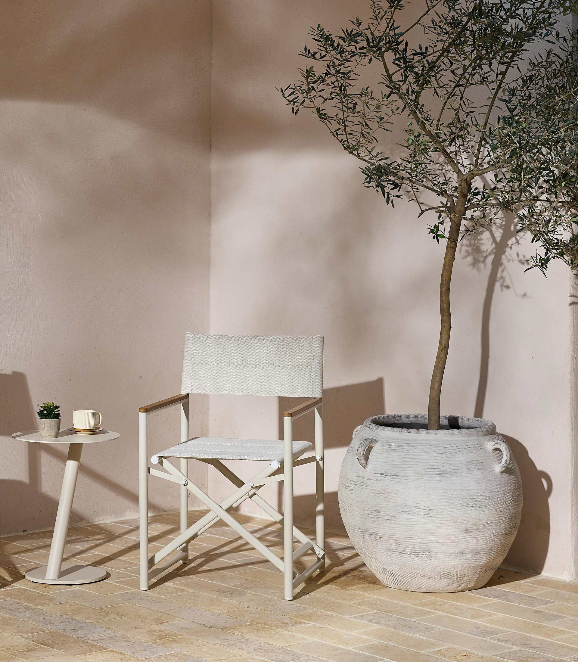 Rue Beistelltisch aus Aluminium in ivory pulverbeschichtet für Garten und Terrasse