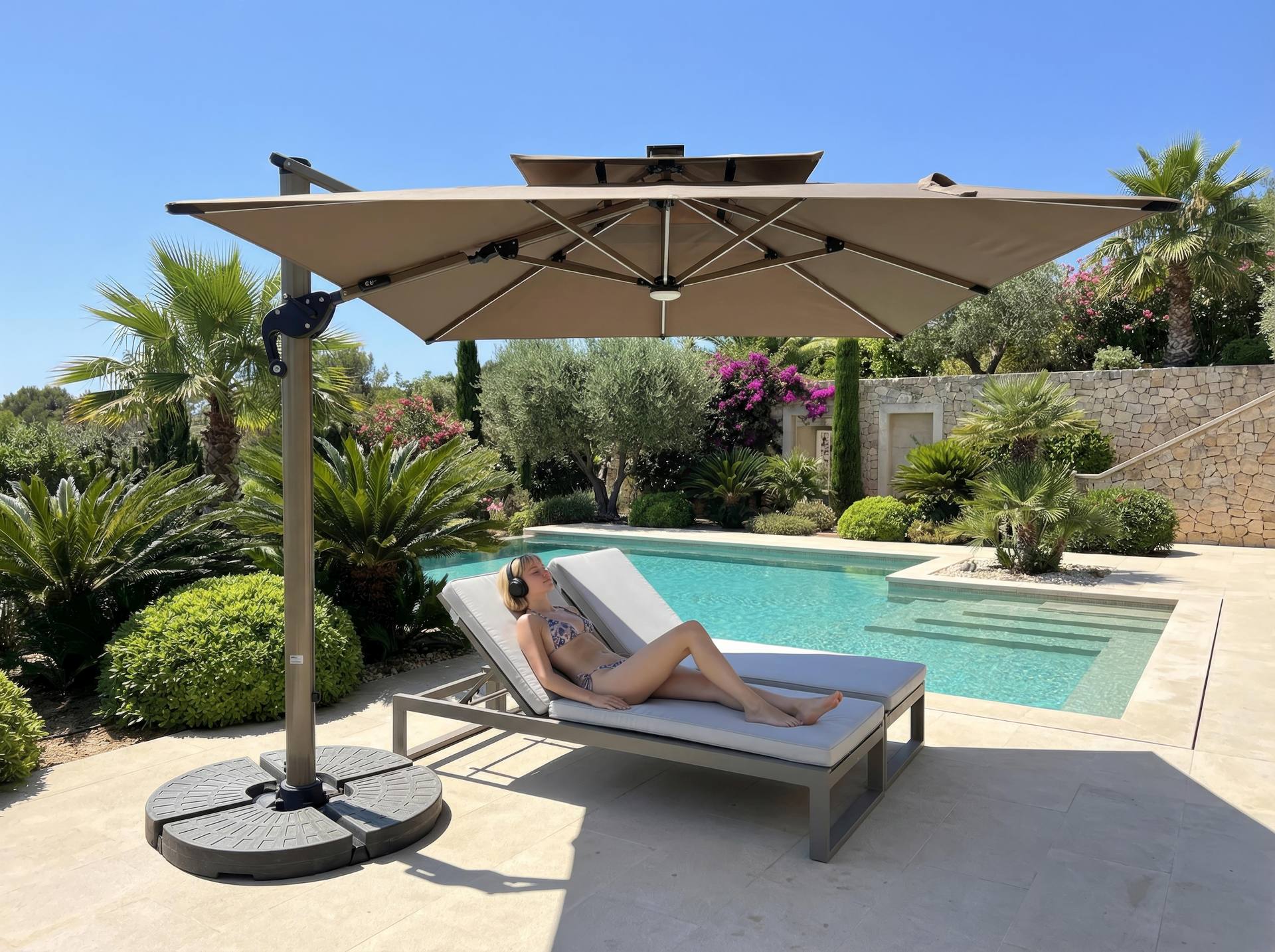 Ruffy-Compact Pendelschirm 250x250 cm in Grau mit taupefarbener Bespannung, LED-Solarlicht und befüllbarem Sockel