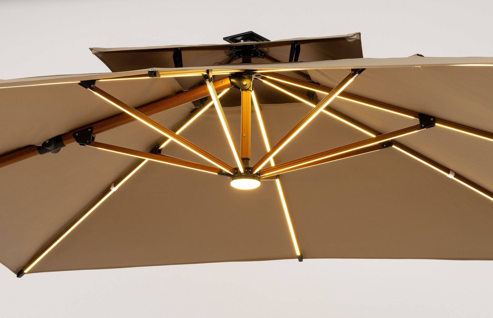 Ruffy Wood Pendelschirm 3x3 m in edler Holzoptik mit LED-Beleuchtung und fahrbarem Granitsockel für Terrasse und Garten