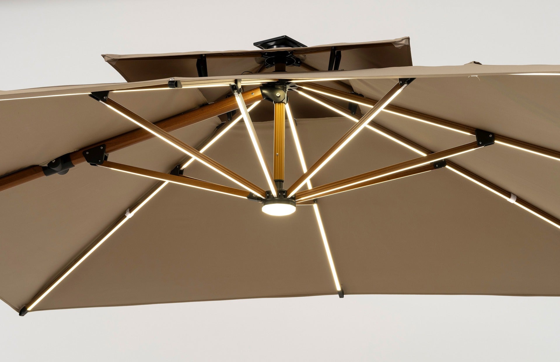 Ruffy Wood Pendelschirm 3x3 m in edler Holzoptik mit LED-Beleuchtung und fahrbarem Granitsockel für Terrasse und Garten