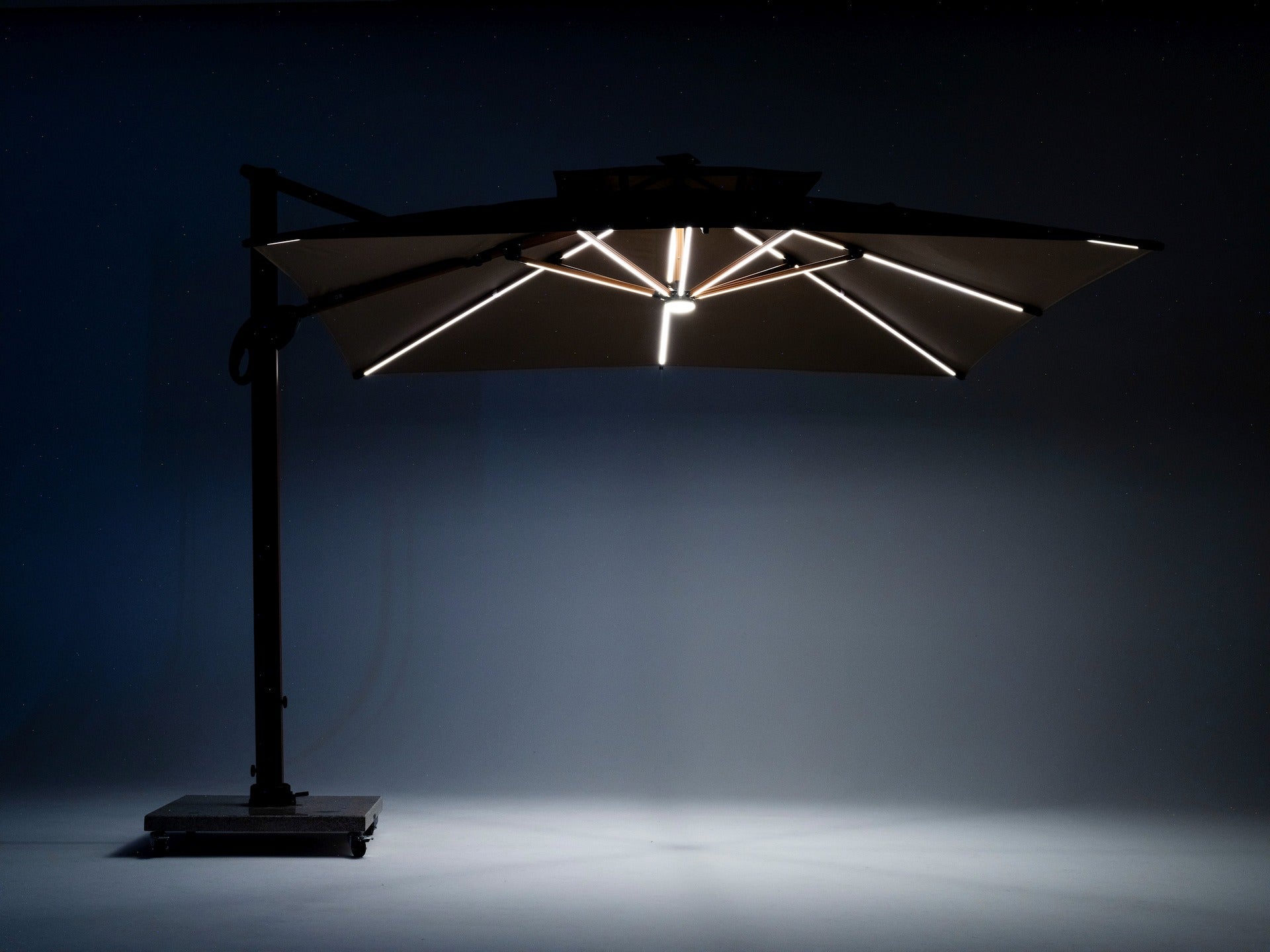 Ruffy Wood Pendelschirm 3x3 m in edler Holzoptik mit LED-Beleuchtung und fahrbarem Granitsockel für Terrasse und Garten