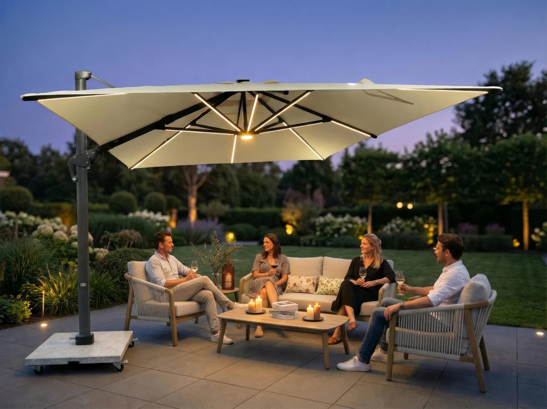 Ruffy Pendelschirm mit integrierter LED-Beleuchtung und verstellbarem Granitsockel, perfekt für jede moderne Outdoor-Gestaltung von Gartenmöbelshop.at