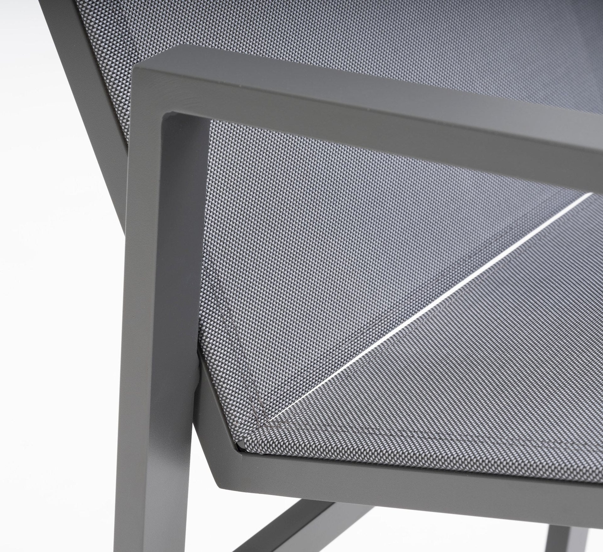 Benito - dining table