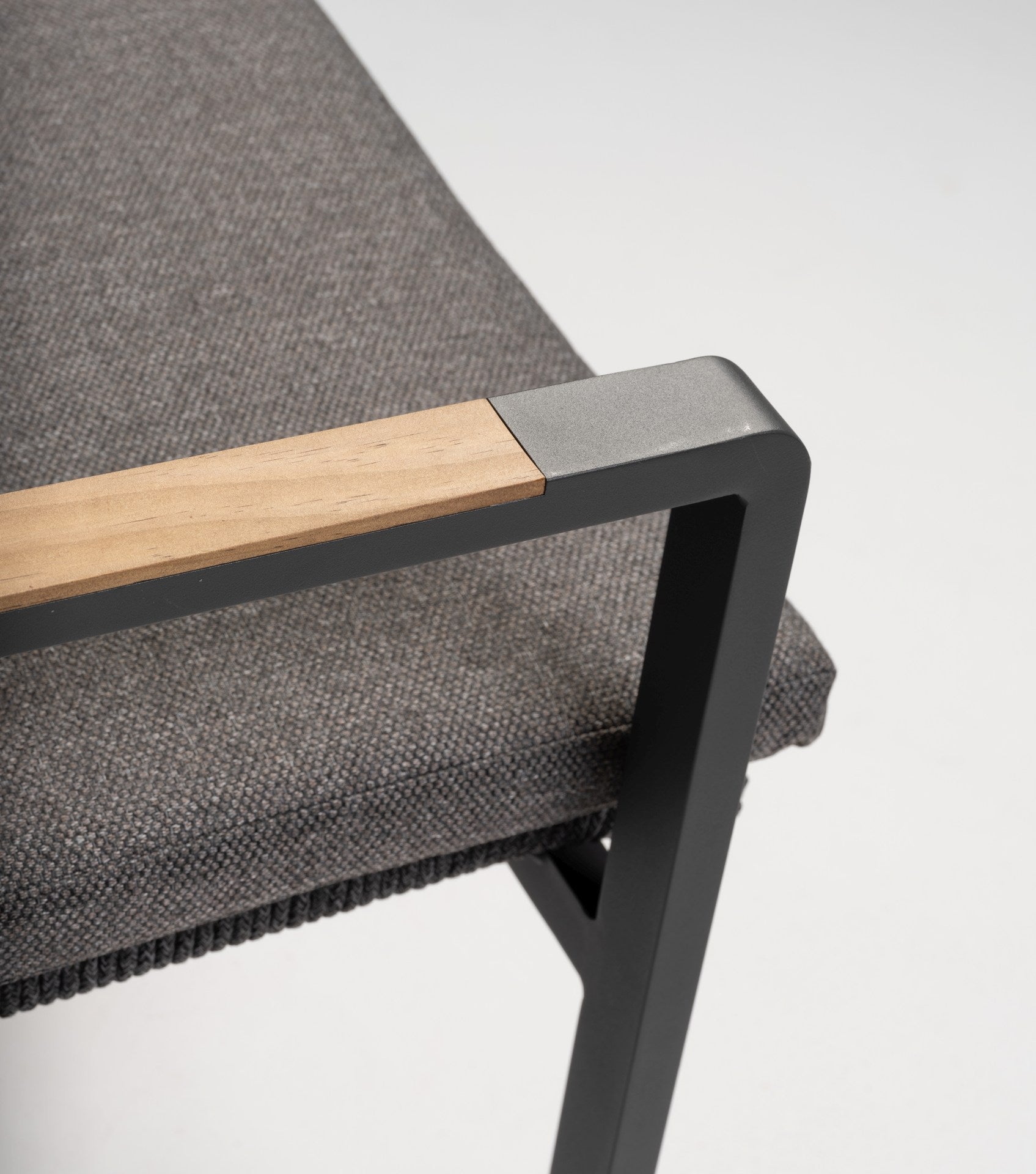 Sofagruppe Wayne mit Aluminiumgestell, Pinienholz und wetterfestem Bezug, inklusive verstellbarer Sitzfläche und großem Tisch.