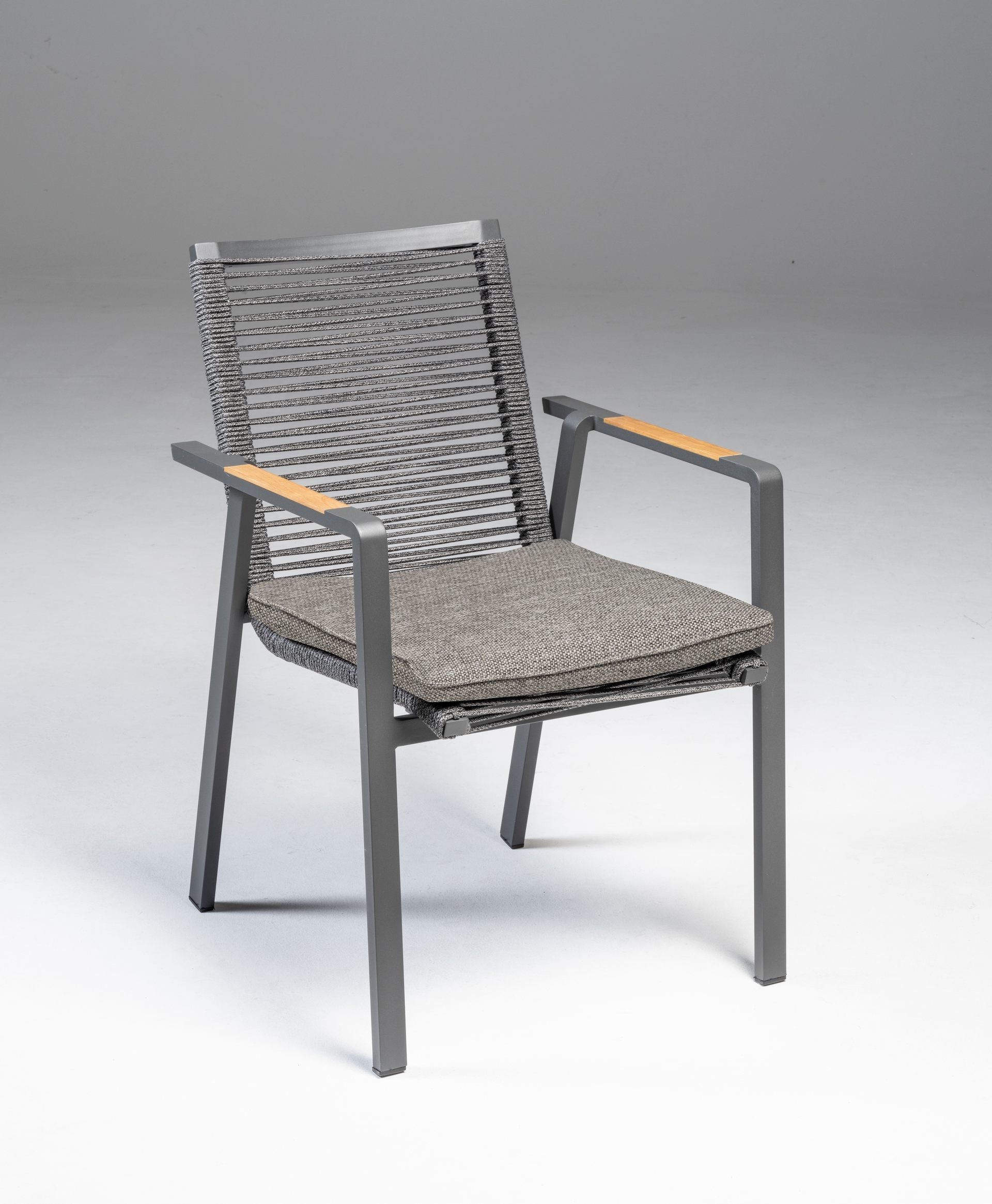 Armstuhl Wayne mit Aluminiumgestell in Anthrazit, grauen Schnüren, und mixed-grauem Kissen, stapelbar und wetterfest.