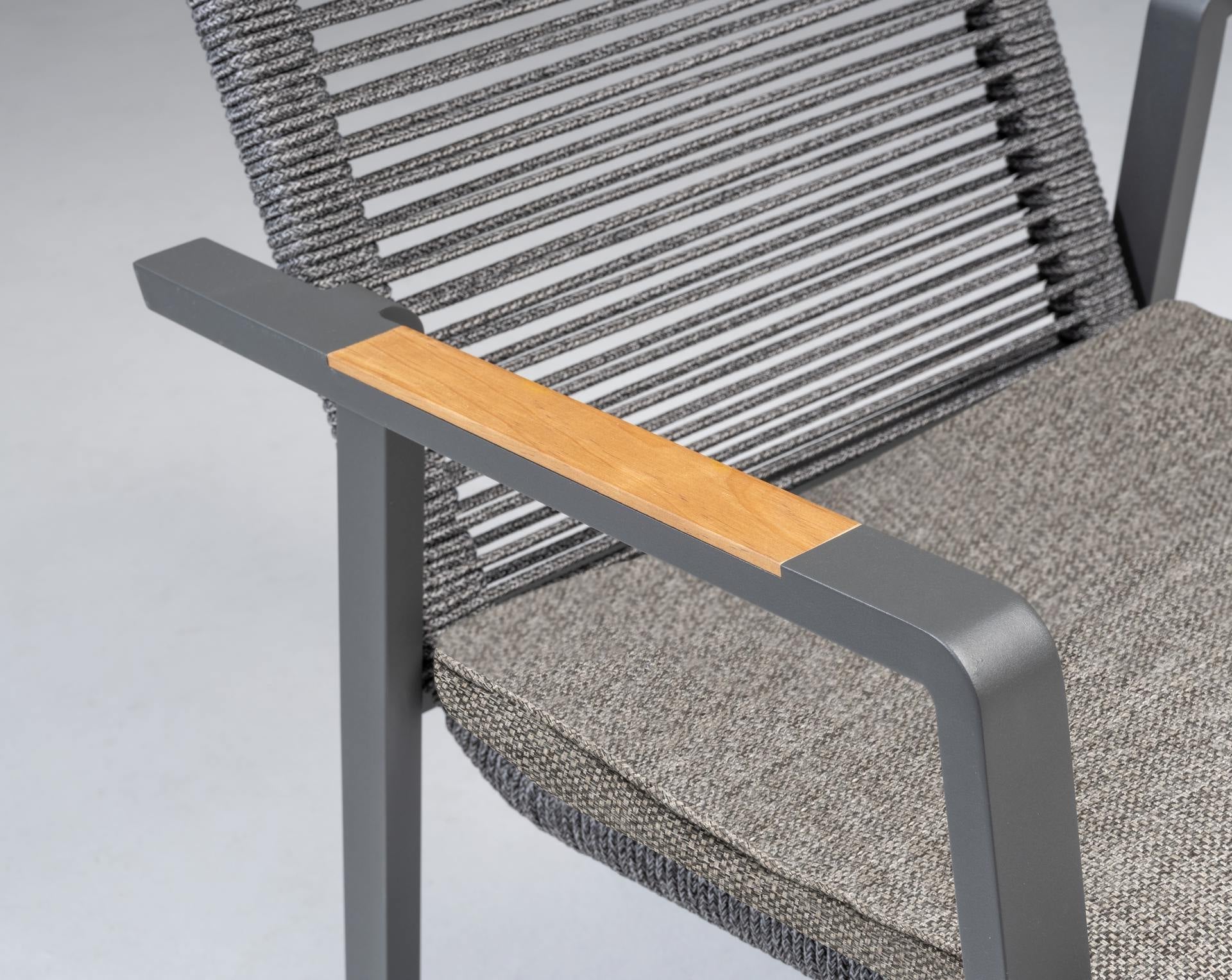 Armstuhl Wayne mit Aluminiumgestell in Anthrazit, grauen Schnüren, und mixed-grauem Kissen, stapelbar und wetterfest.