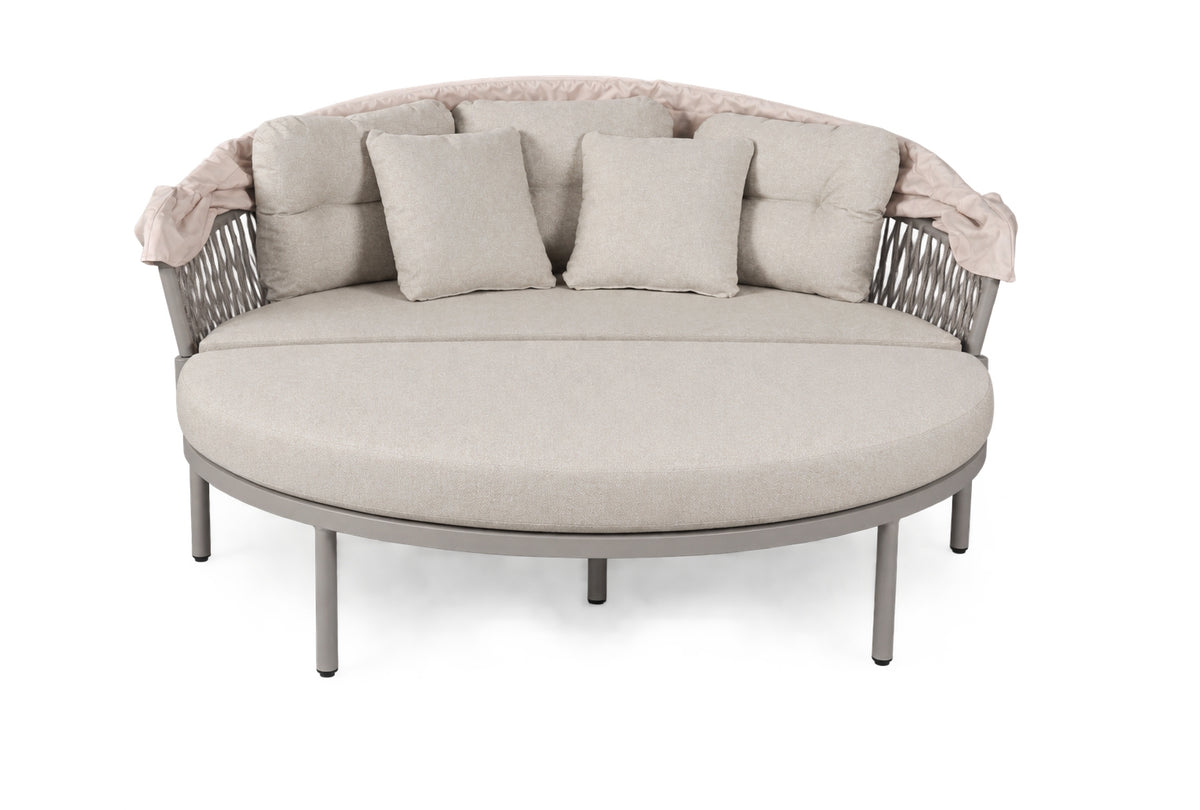 Becky Daybed Deluxe mit zurückgefaltetem Sonnendach und erkennbarer Trennung zwischen Sofa- und Fußteil