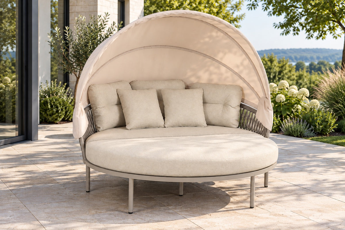 Becky Daybed Deluxe mit sandbeigem Sonnendach auf einer sonnigen Gartenterrasse
