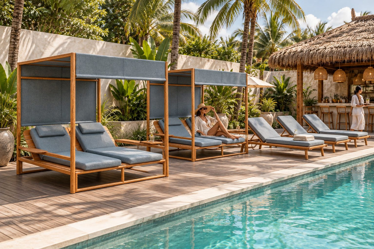 Billie Daybeds und Sonnenliegen in Holzoptik mit dunkelgrauen Polstern am Pool