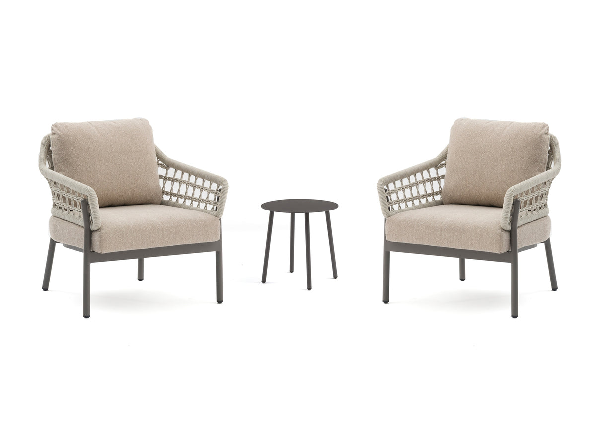 Carla Fauteuil-Set mit zwei Fauteuils und rundem Aluminium-Beistelltisch – freigestellt