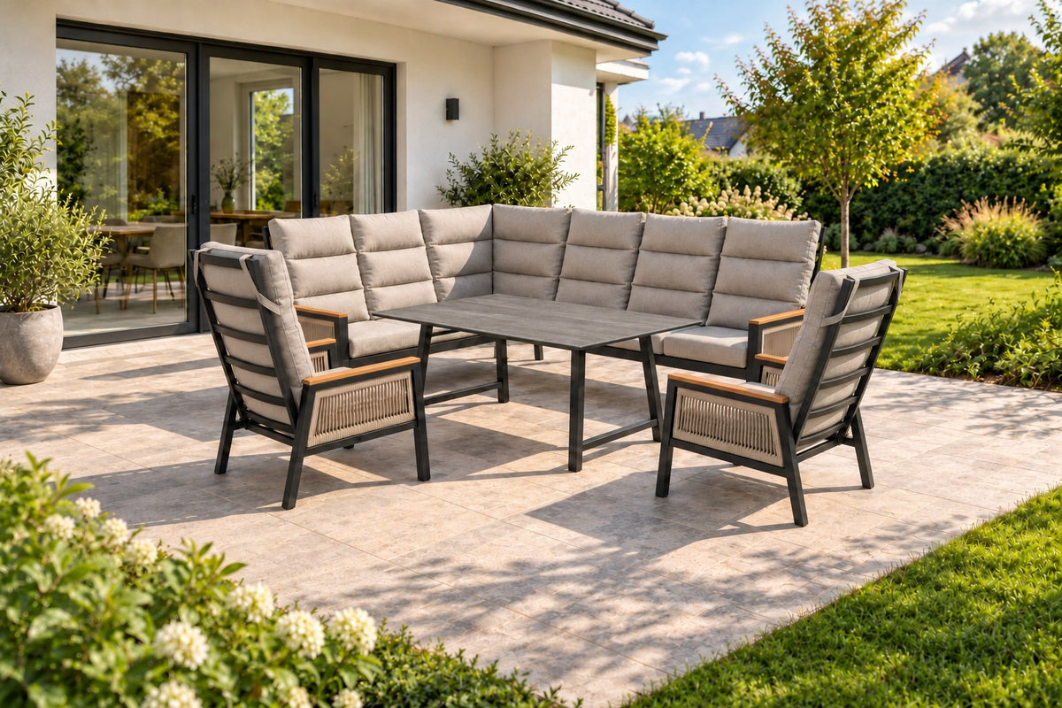 Chiara-Comfort Eckbankgruppe mit hoher Rückenlehne, zwei Relax-Armstühlen und grauem Sinterstone-Tisch auf der Terrasse