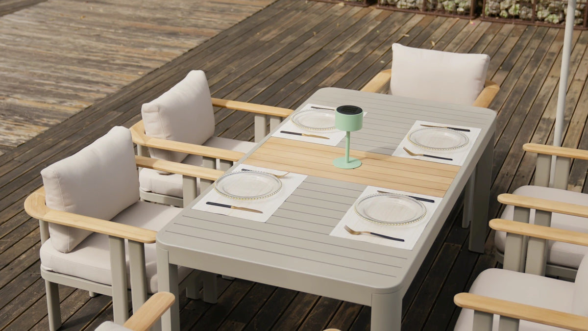 Clarissa Esstischgruppe mit Tisch und sechs Armstühlen auf einer Terrasse