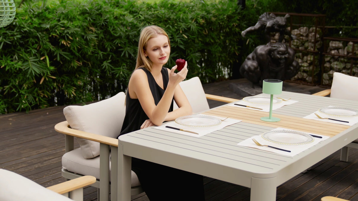 Clarissa Esstischgruppe – Armstuhl und Tisch im Garten