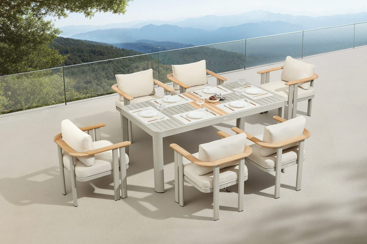 Clarissa Esstischgruppe mit sechs Armstühlen auf einer Terrasse mit Ausblick