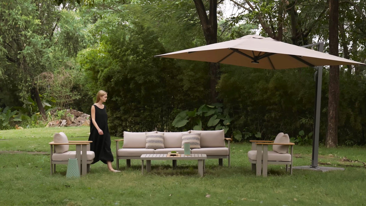 Clarissa Gartenlounge XL mit Person im Garten