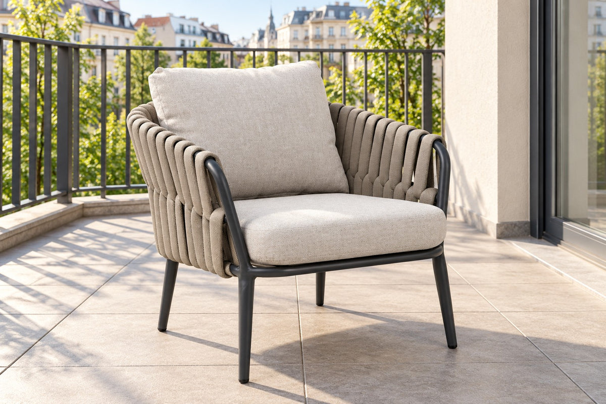 Nero Gartenfauteuil mit grauen Polstern und anthrazitfarbenem Aluminiumgestell auf einem Balkon