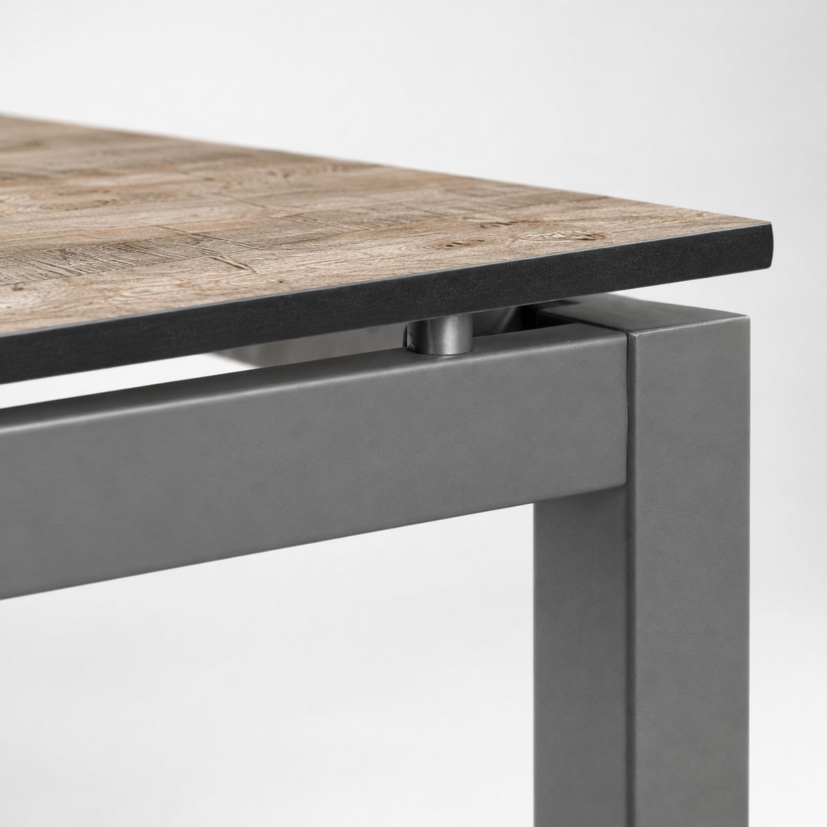 Silvio Bartisch Detail: 12 mm HPL-Platte Alaska Oak mit dunkler Kante und Vierkantrohr-Gestell aus Edelstahl anthrazit pulverbeschichtet
