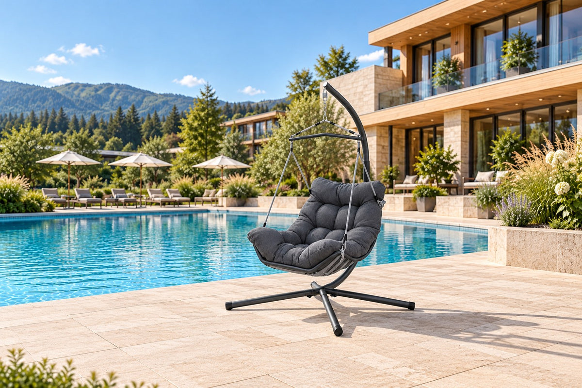 Vera Hängekorb mit Standgestell auf einer Hotel-Poolterrasse